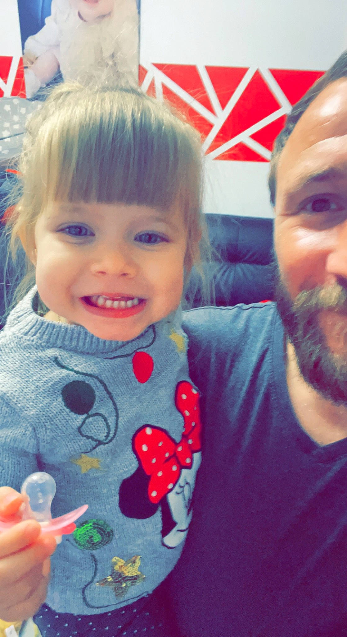 Elsa a rejoint le concours — aidez-le/la à gagner de superbes lots ! beard, cheek, eye, eyebrow, face, facial_expression, gesture, hair, happy, head, iris, joy, lip, mouth, neck, nose, organ, person, plant, skin