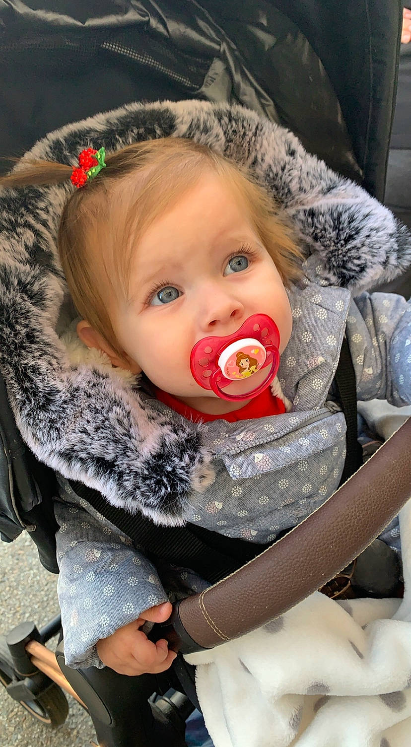 Elsa a rejoint le concours — aidez-le/la à gagner de superbes lots ! baby, baby_carriage, baby_products, baby_toddler_clothing, cheek, child, comfort, eye, eyelash, happy, iris, lip, nose, outerwear, person, plant, sitting, skin, sleeve, textile