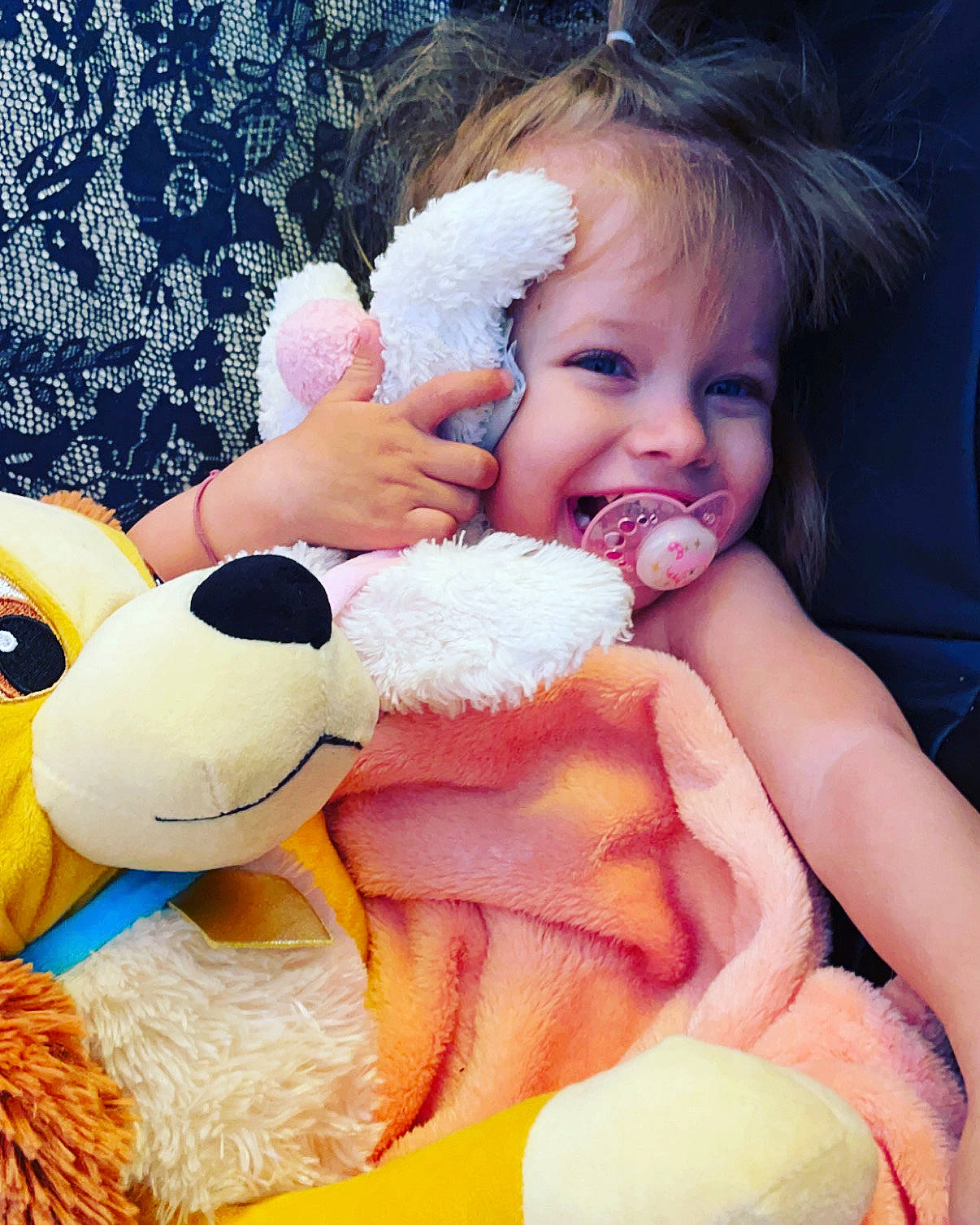 Elsa a rejoint le concours — aidez-le/la à gagner de superbes lots ! baby, baby_playing_with_toys, baby_toddler_clothing, blue, cheek, facial_expression, finger, gesture, hand, happy, interaction, iris, joy, nose, organ, person, skin, smile, textile, toy