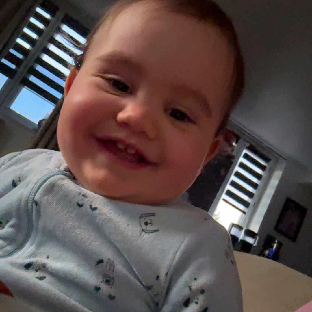 Malo participe au concours pour gagner de l'argent avec cette photo : baby, child, smiling, indoor, pajamas, face, person, window, curtains, home, furniture, happy, infant, portrait, young_child, cozy, light, candid, cute, sleepwear