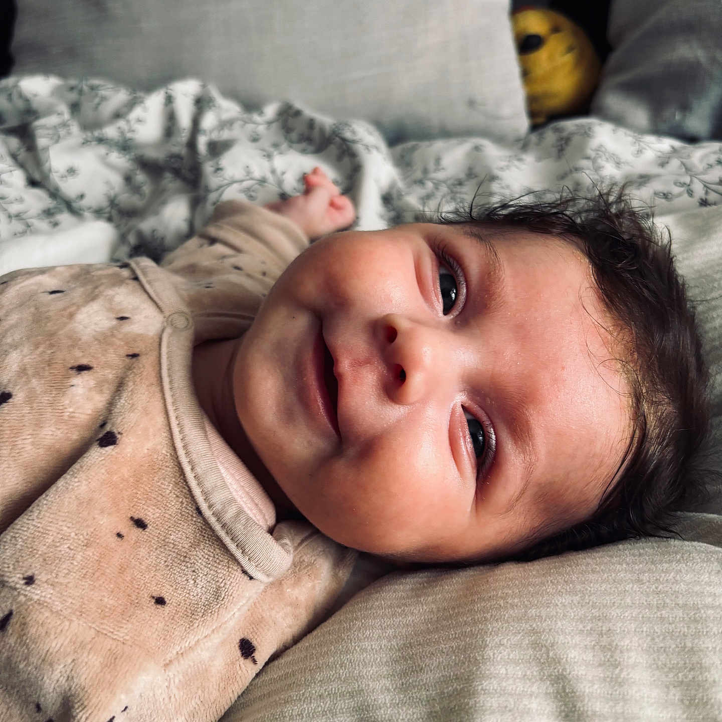 Nina a rejoint le concours — aidez-le/la à gagner de superbes lots ! baby, babylaughing, bed, bedroom, blanket, cushion, face, furniture, happy, head, homedecor, indoors, laughing, newborn, person, photography, portrait, quilt, room, smile