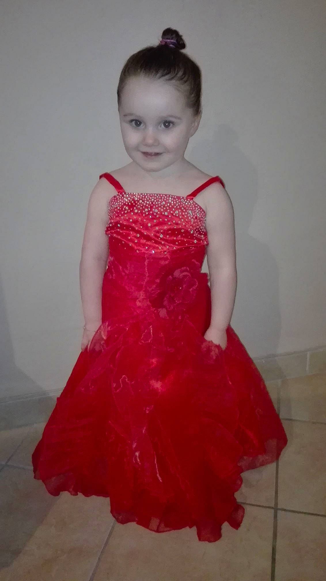 Lana participe au concours pour gagner de l'argent avec cette photo : ballet_tutu, bridal_party_dress, child, cocktail_dress, costume, dance_dress, dress, flooring, flower_girl, formal_wear, girl, gown, joint, joy, person, red, shoulder, textile