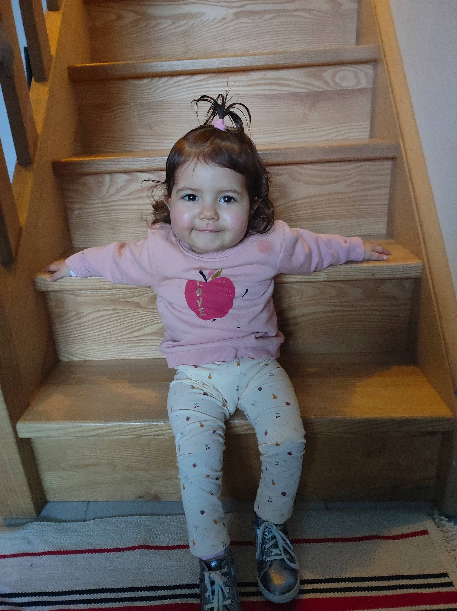 Emm a rejoint le concours — aidez-le/la à gagner de superbes lots ! baby_toddler_clothing, child, comfort, eye, face, floor, hair, happy, head, human_body, joy, leg, person, pink, skin, sleeve, smile, standing, textile, thigh