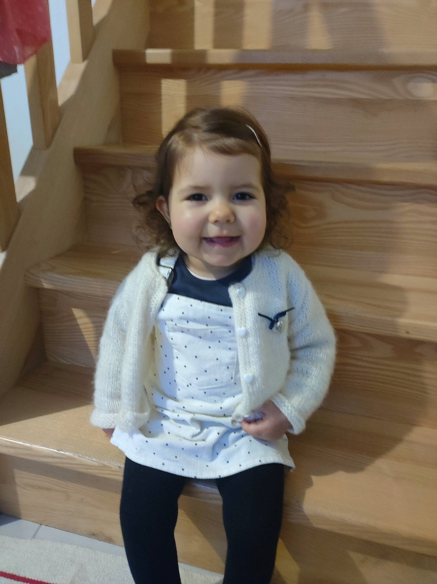 Emma participe au concours pour gagner de l'argent avec cette photo : baby_toddler_clothing, child, chin, clothing, eye, face, facial_expression, fun, hair, happy, head, joy, person, skin, sleeve, smile, stairs, standing, t_shirt, toddler