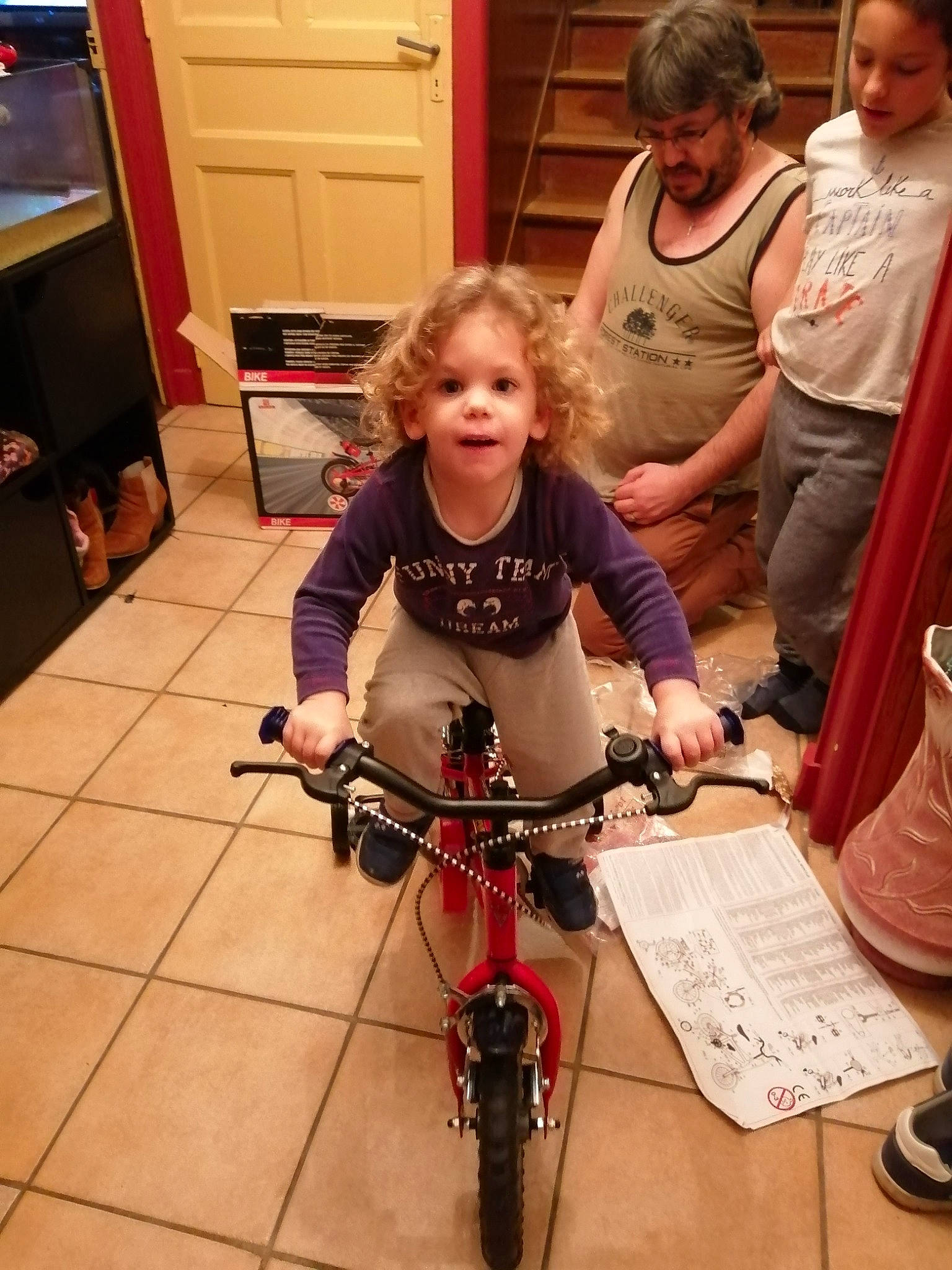 Joseph participe au concours pour gagner de l'argent avec cette photo : bicycle, bicycle_accessory, bicycle_part, bicycle_wheel, child, cycling, person, recreation, road_bicycle, sports_equipment, toddler, vehicle