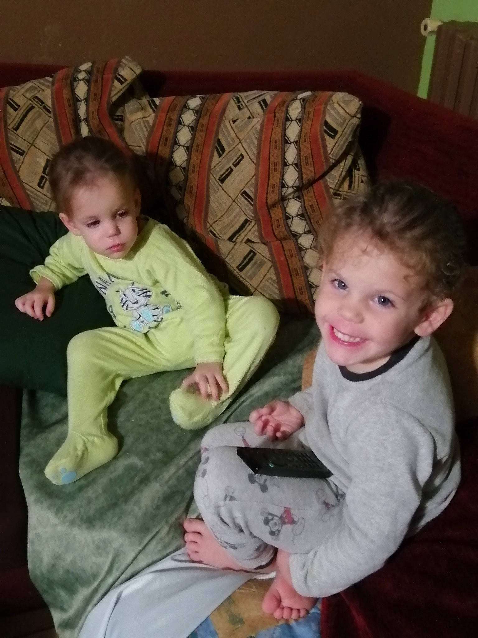 Joseph participe au concours pour gagner de l'argent avec cette photo : baby, child, cousin, eye, family, fun, iris, joy, lap, people, person, play, sibling, sitting, skin, smile, toddler