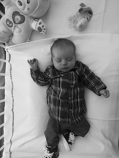 Louÿs participe au concours pour gagner de l'argent avec cette photo : baby, black, black_and_white, cheek, child, design, eye, face, head, monochrome, monochrome_photography, pattern, people, person, photograph, photography, room, smile, standing, toddler