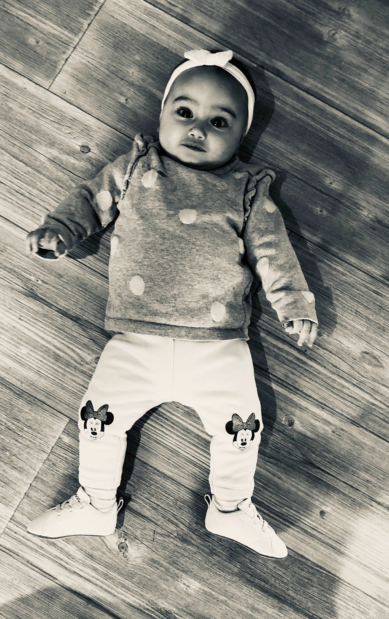 Emy participe au concours pour gagner de l'argent avec cette photo : baby, black_and_white, child, child_model, fun, monochrome, outerwear, people, person, photo_shoot, photograph, photography, play, portrait_photography, smile, standing, stock_photography, style, toddler, white