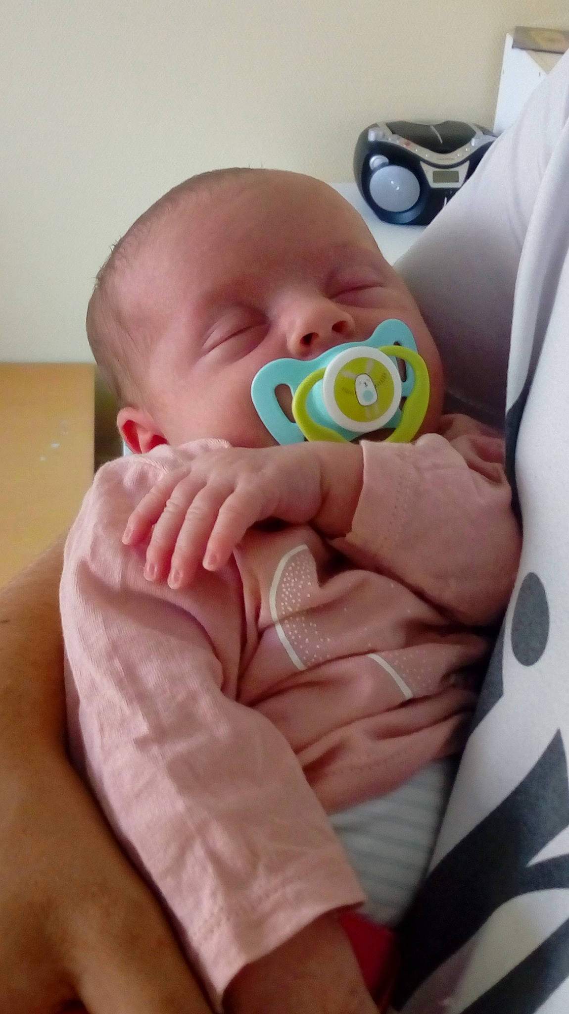 Alia participe au concours pour gagner de l'argent avec cette photo : baby, baby_products, baby_toys, bedtime, birth, cheek, child, head, nose, person, skin, sleep, toddler