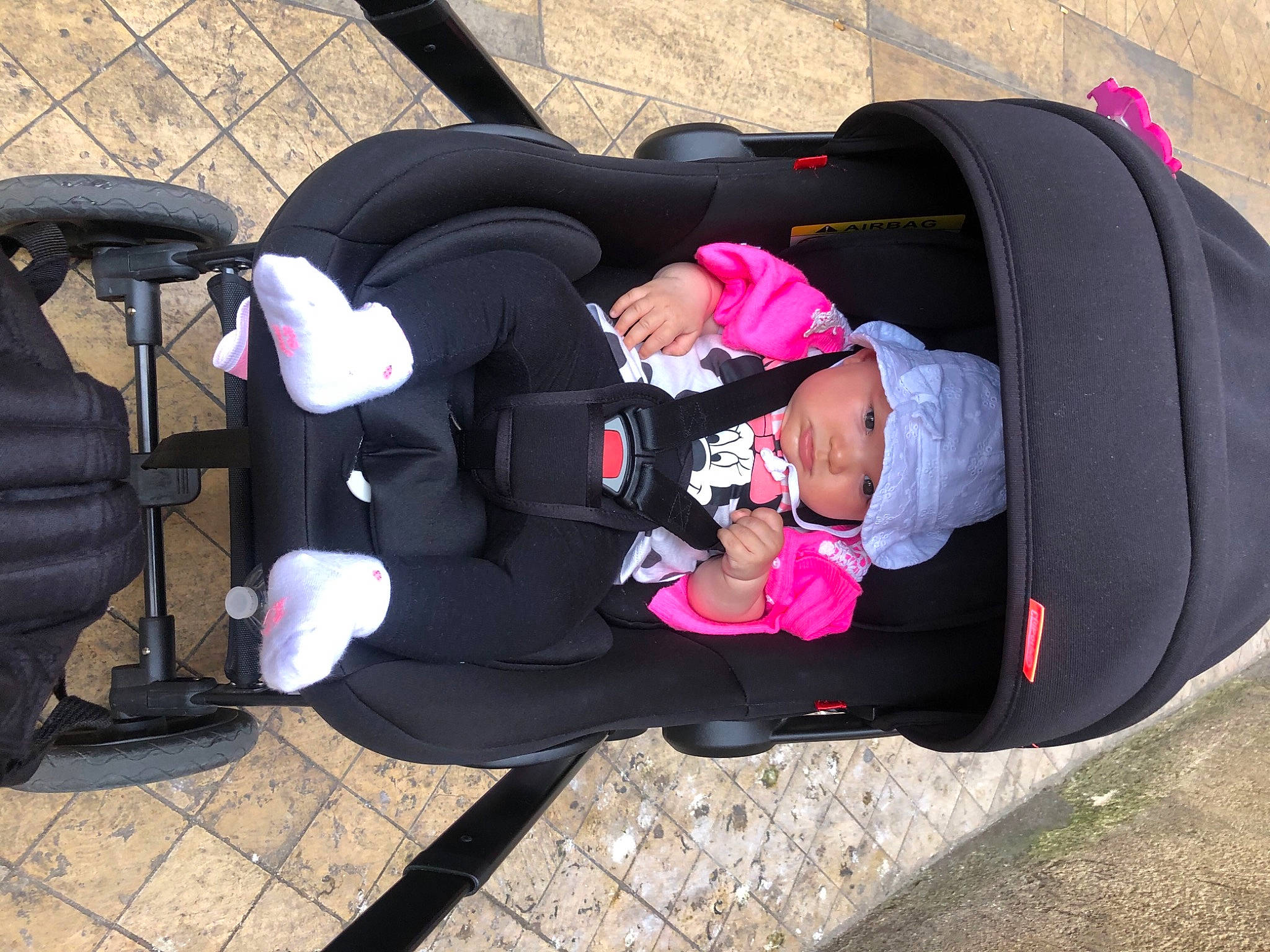 Nicole a rejoint le concours — aidez-le/la à gagner de superbes lots ! auto_part, baby, baby_carriage, baby_products, baby_toddler_clothing, bag, carmine, child, comfort, fashion_accessory, hat, headwear, lap, luggage_and_bags, magenta, person, pink, plant, recreation, sitting