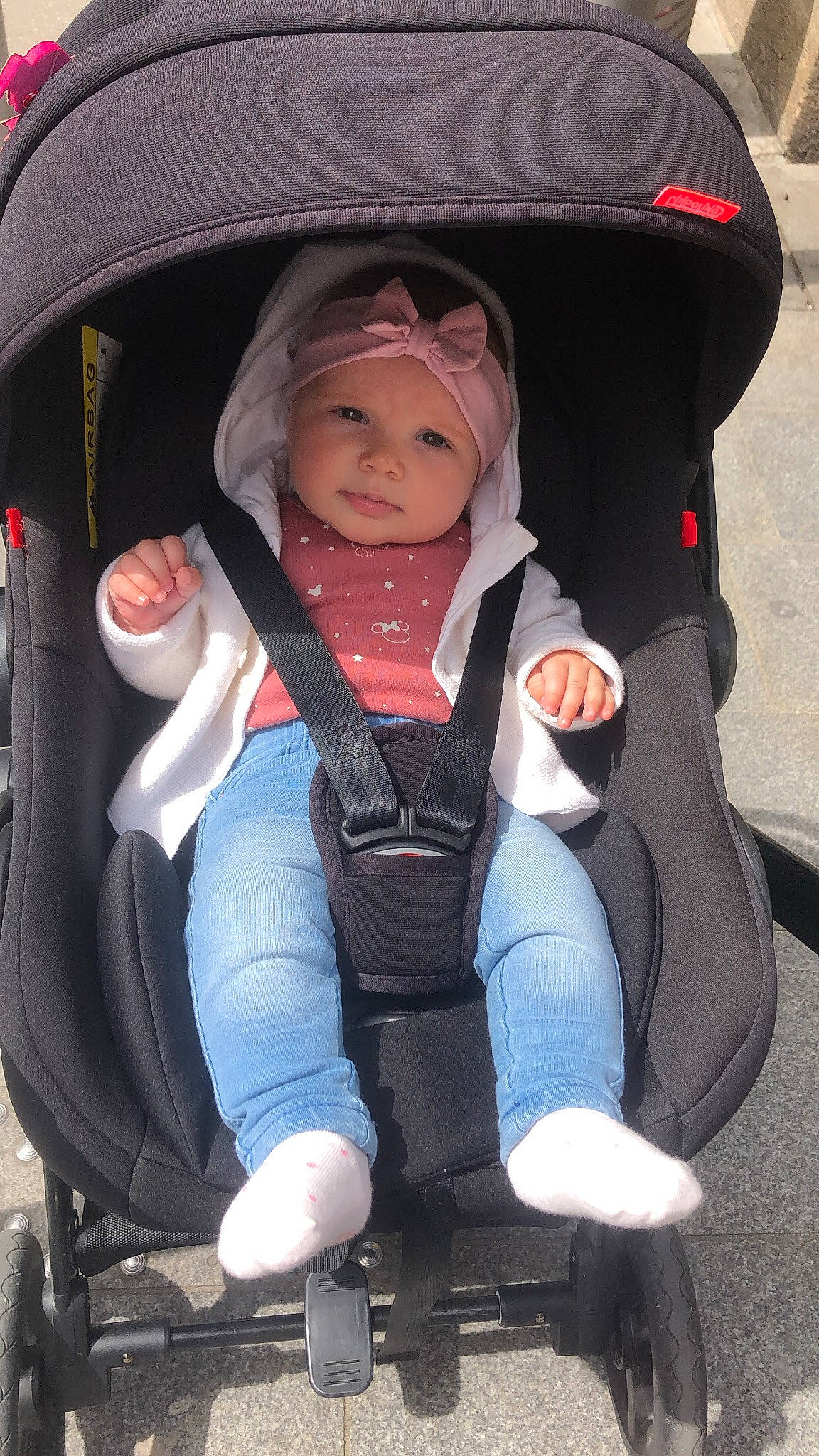 Nicole participe au concours pour gagner de l'argent avec cette photo : auto_part, baby, baby_carriage, baby_products, baby_safety, car_seat, chair, child, comfort, electric_blue, eye, fashion_accessory, fun, happy, headwear, lap, person, product, sitting, smile