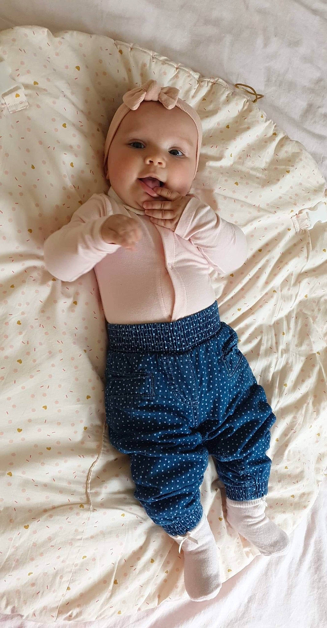 Nicole participe au concours pour gagner de l'argent avec cette photo : arm, baby, baby_toddler_clothing, comfort, eye, gesture, happy, head, headwear, human_body, linens, neck, pattern, person, shoulder, sleeve, t_shirt, textile, thigh, toddler