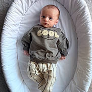 Milann a rejoint le concours — aidez-le/la à gagner de superbes lots ! baby, infant, child, face, clothing, sweater, pants, sock, lying_down, cushion, bed, indoor, cute, portrait, person, newborn, looking_at_camera, soft, cozy, expression