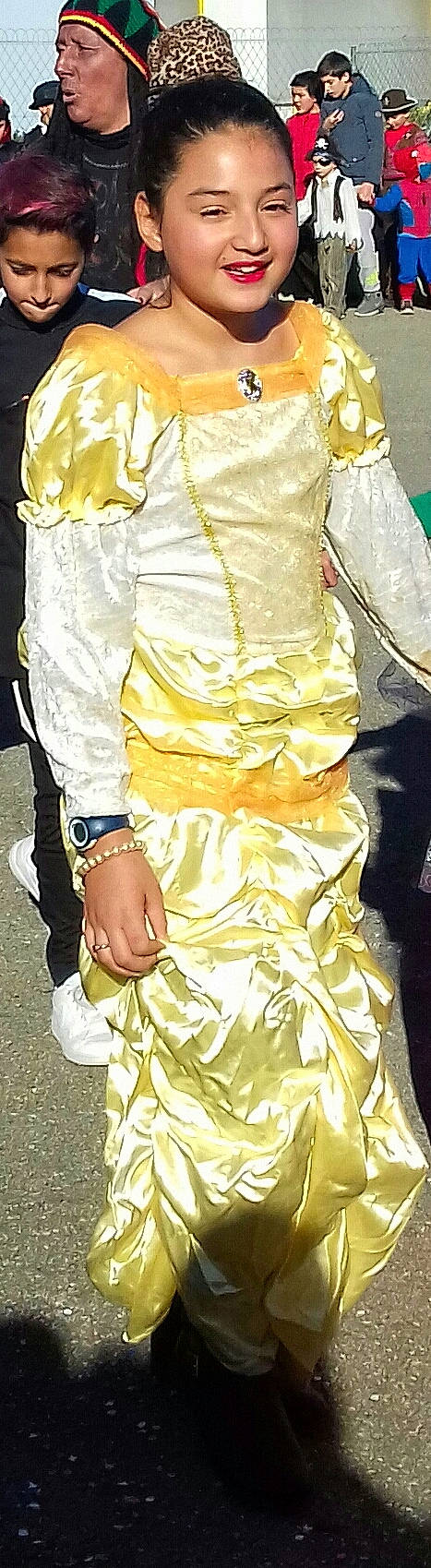 Sofia participe au concours pour gagner de l'argent avec cette photo : clothing, costume, dress, fashion_design, gown, joy, person, satin, textile, yellow