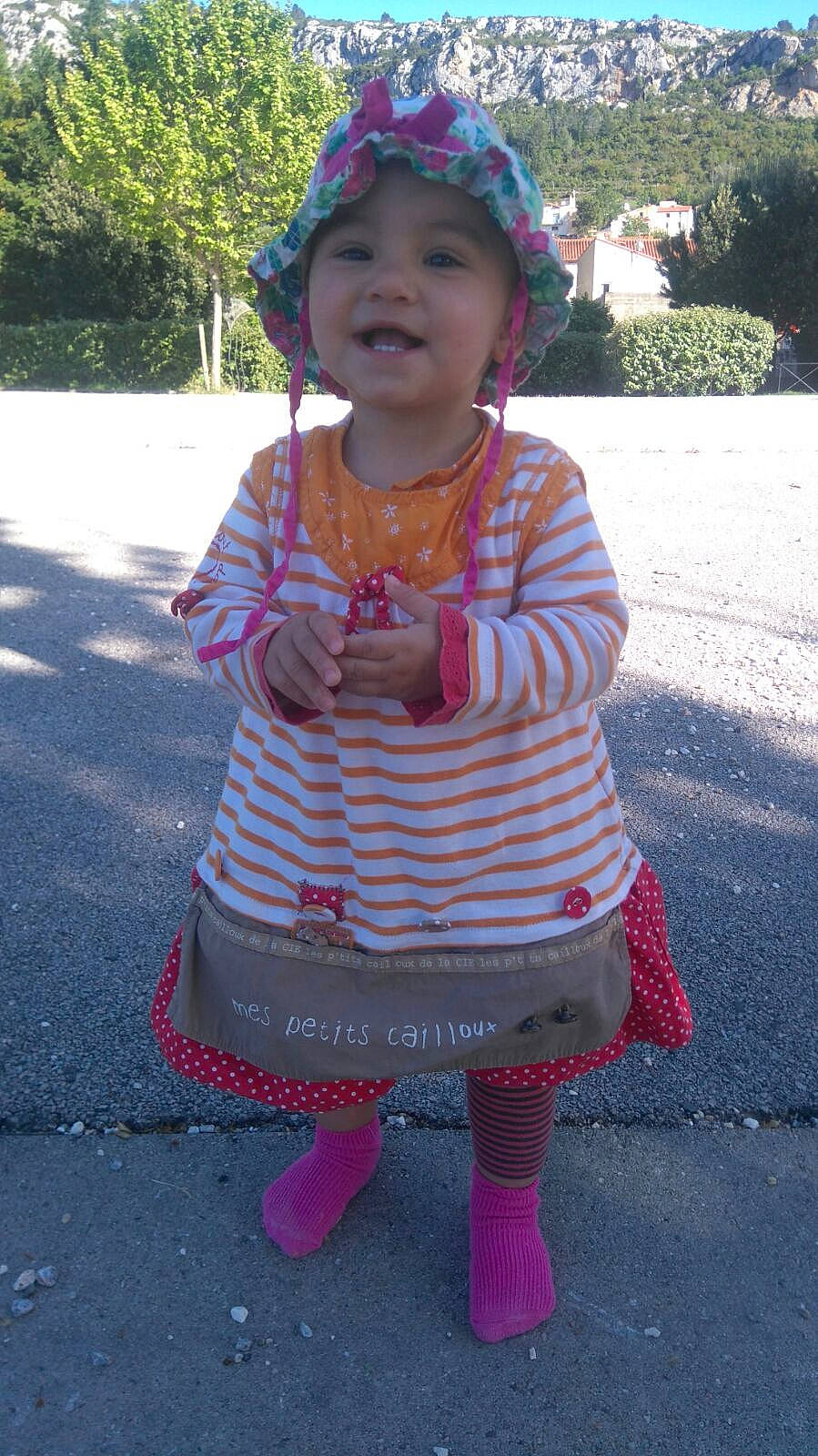 Miriana participe au concours pour gagner de l'argent avec cette photo : child, fashion_accessory, headgear, person, pink, play, smile, textile, toddler, vacation