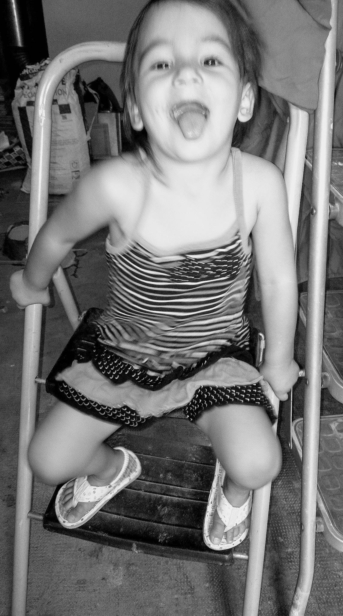 Miriana a rejoint le concours — aidez-le/la à gagner de superbes lots ! black_and_white, child, child_model, facial_expression, fun, laugh, leg, monochrome, monochrome_photography, person, photography, sitting, smile, snapshot, style, thigh, toddler