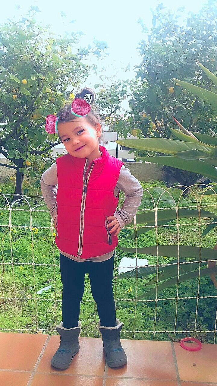 Miriana a rejoint le concours — aidez-le/la à gagner de superbes lots ! botany, child, joy, leisure, outerwear, person, plant, smile, vacation