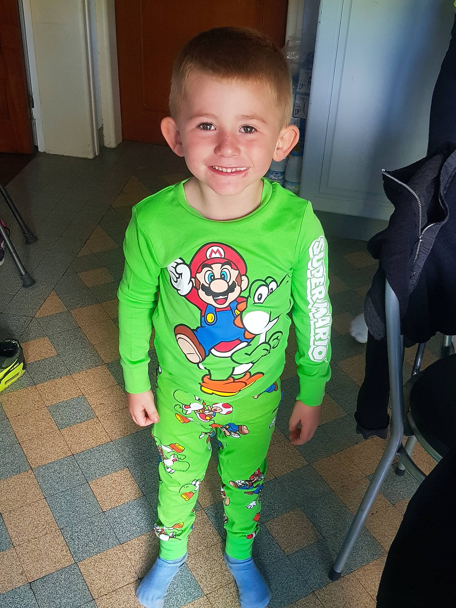 Ylouan participe au concours pour gagner de l'argent avec cette photo : arm, boy, child, clothing, cool, costume, day, facial_expression, fun, green, joy, outerwear, person, play, product, smile, standing, t_shirt, textile, toddler