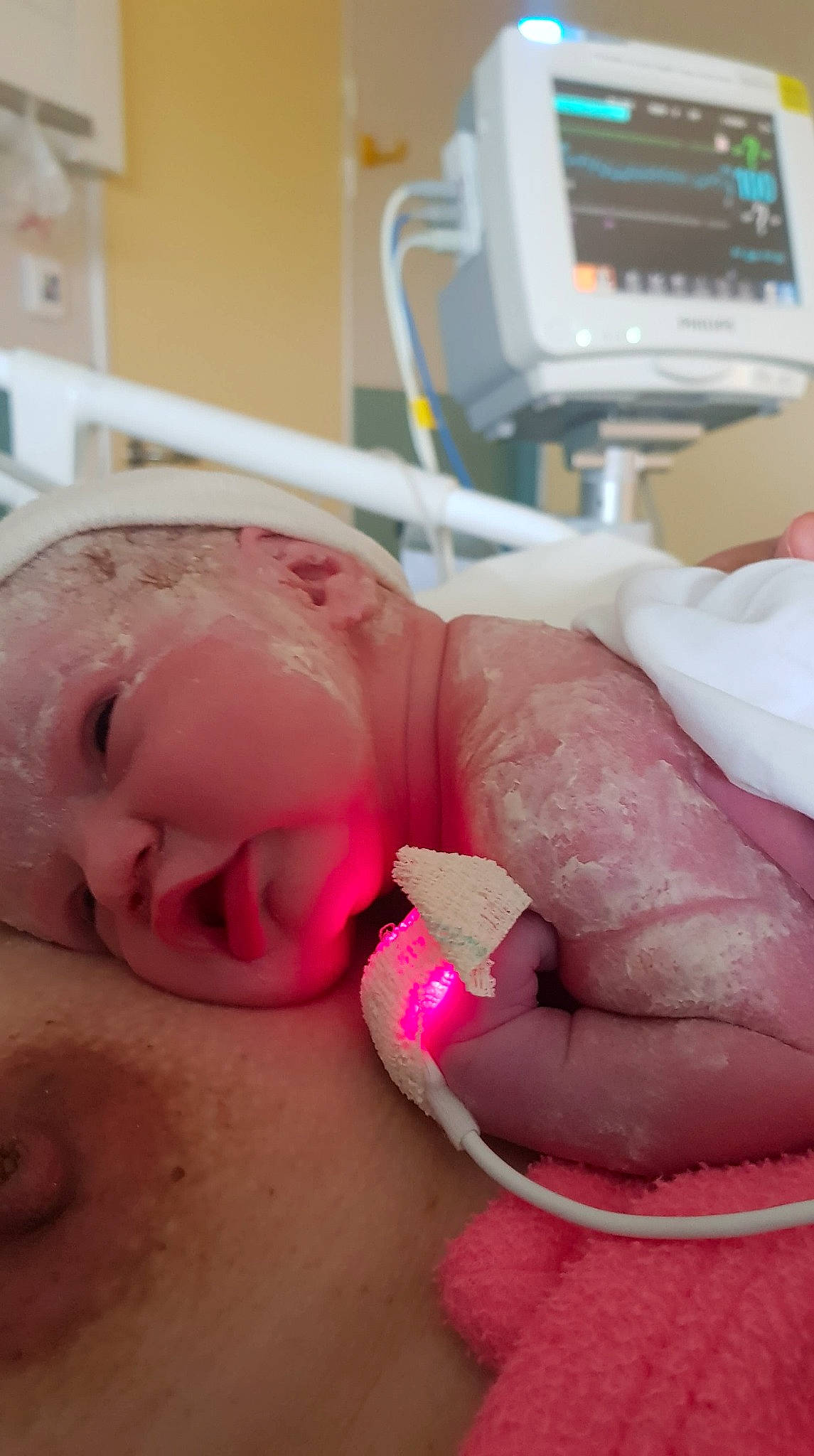 Caly participe au concours pour gagner de l'argent avec cette photo : cheek, child, childbirth, close_up, ear, finger, girl, hand, infant, lip, mouth, neck, person, pink, product, skin, toddler