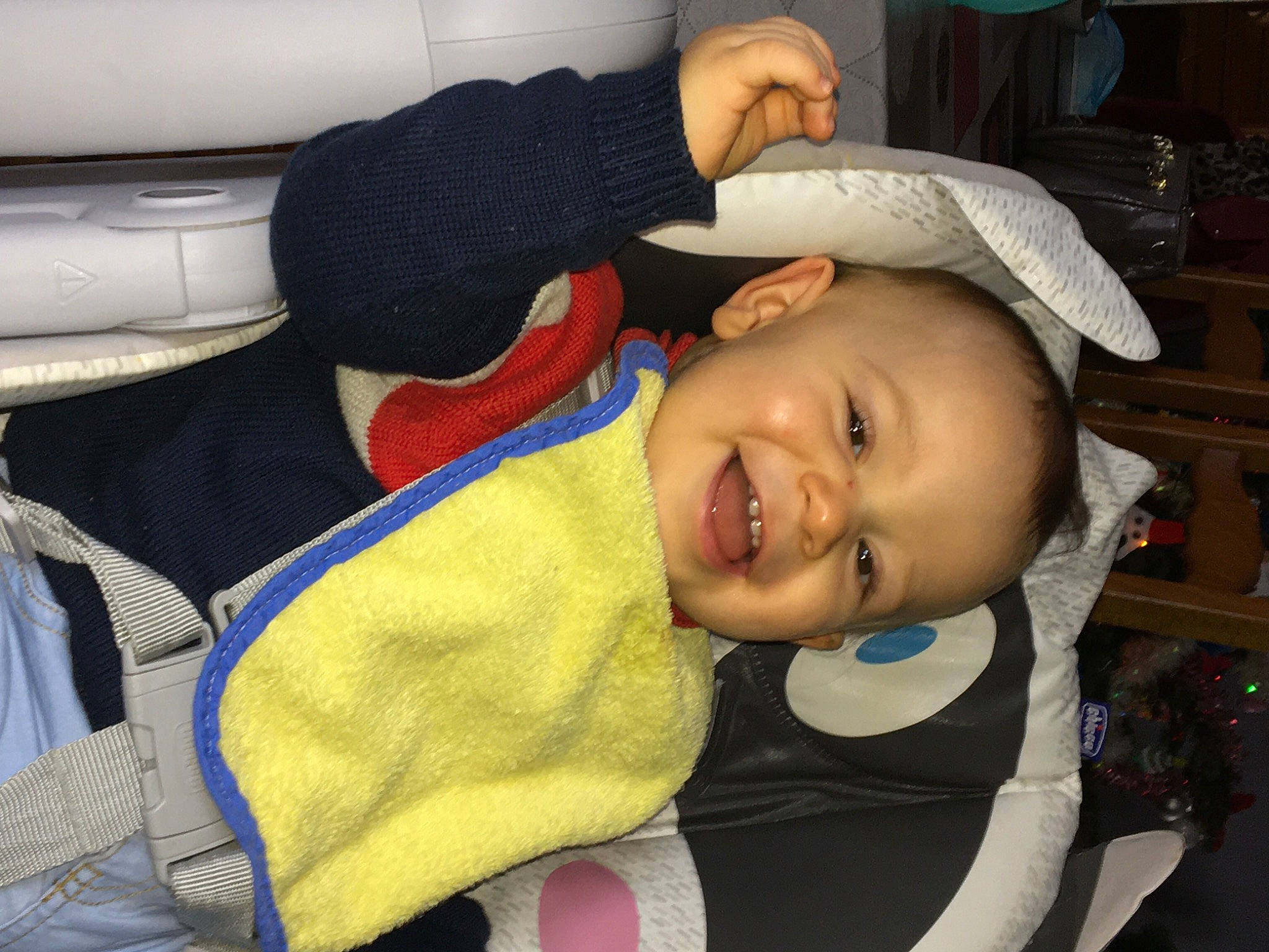 Ylann a rejoint le concours — aidez-le/la à gagner de superbes lots ! baby, baby_products, baby_toddler_clothing, car_seat, cheek, child, comfort, cool, happy, humour, joy, laugh, person, product, shelf, textile, thumb, toddler, tongue, tooth