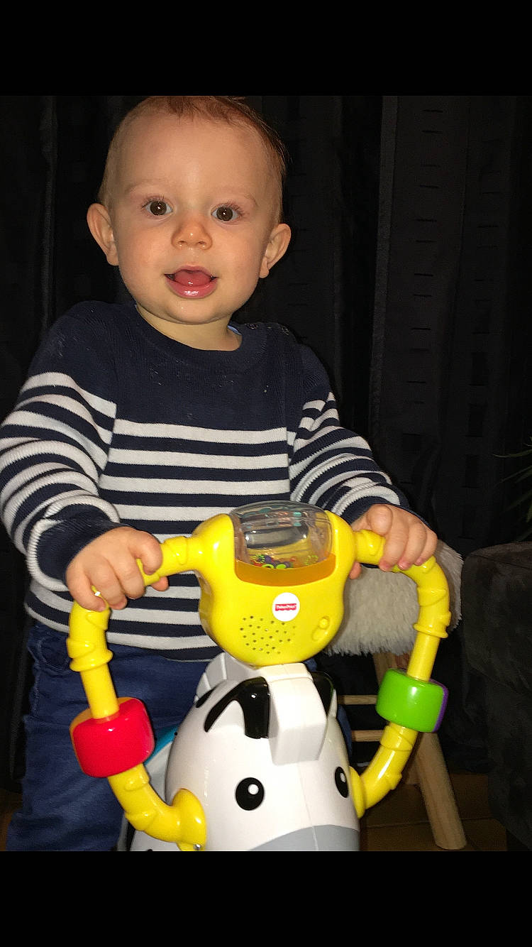 Ylann a rejoint le concours — aidez-le/la à gagner de superbes lots ! baby, baby_playing_with_toys, baby_products, baby_toddler_clothing, baby_toys, cheek, child, cleanliness, cool, ear, finger, machine, person, plastic, play, product, riding_toy, robot, toddler, toy