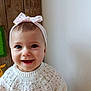 Lina a rejoint le concours — aidez-le/la à gagner de superbes lots ! baby, child, smiling, headband, bow, sweater, white_sweater, indoor, portrait, cute, happy, face, infant, young_child, wooden_background, wall, cozy, closeup, person, toddler