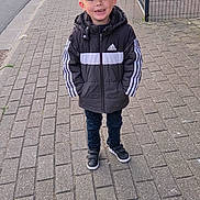 Ethan a rejoint le concours — aidez-le/la à gagner de superbes lots ! child, boy, cap, jacket, adidas, sidewalk, pavement, smiling, outdoor, street, cars, fence, urban, casual_clothing, young, portrait, daylight, happy, standing, footwear