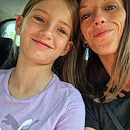 Eloise a rejoint le concours — aidez-le/la à gagner de superbes lots ! child, woman, smile, selfie, car_interior, clothing, tshirt, purple, black, person, face, happy, portrait, casual, seat, seatbelt, long_hair, female, daylight, closeup