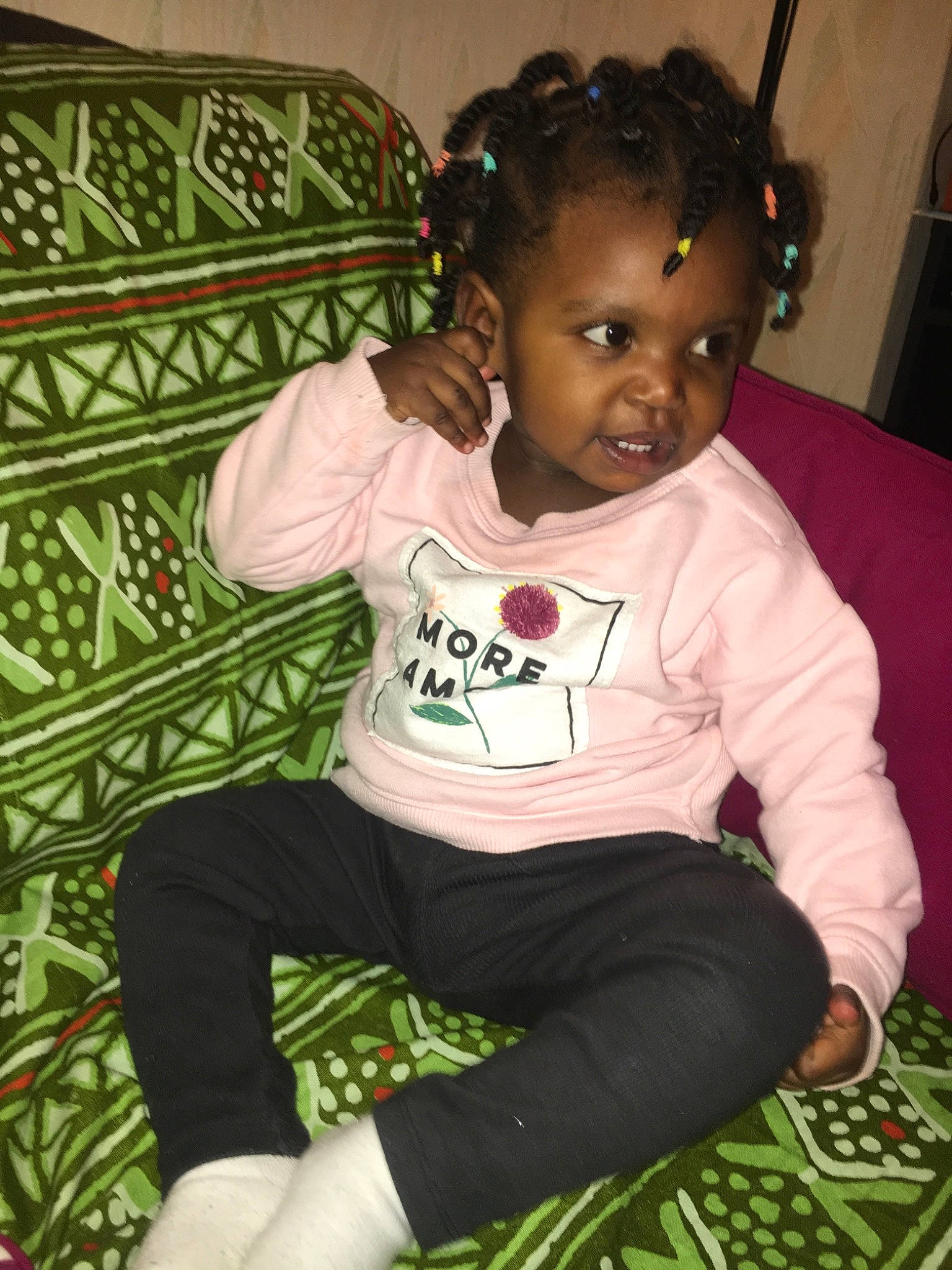 Théana a rejoint le concours — aidez-le/la à gagner de superbes lots ! child, cool, girl, green, infant, person, play, product, sitting, skin, smile, textile, toddler