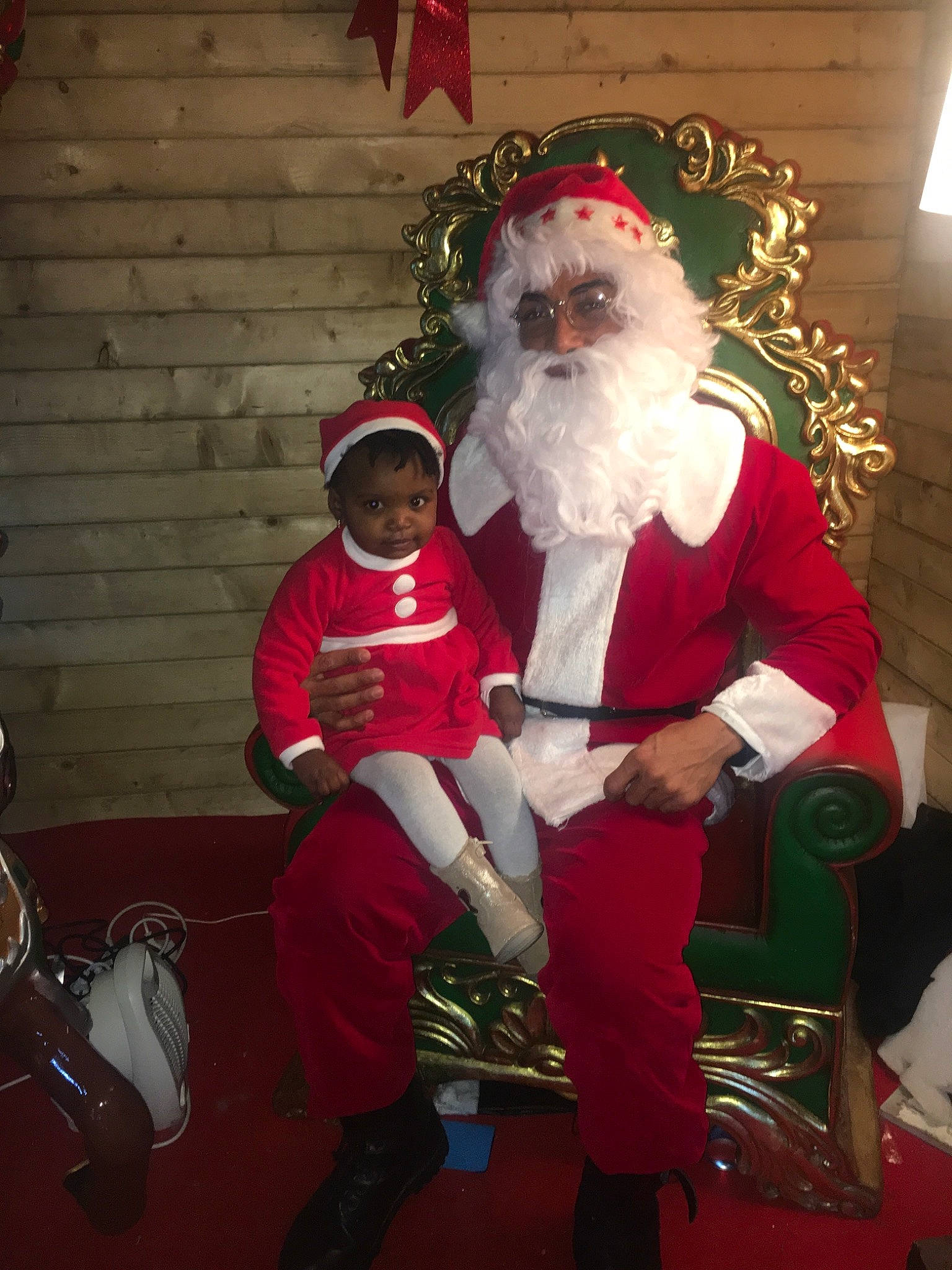 Théana participe au concours pour gagner de l'argent avec cette photo : beard, christmas, costume, event, facial_hair, fictional_character, holiday, lap, person, santa_claus