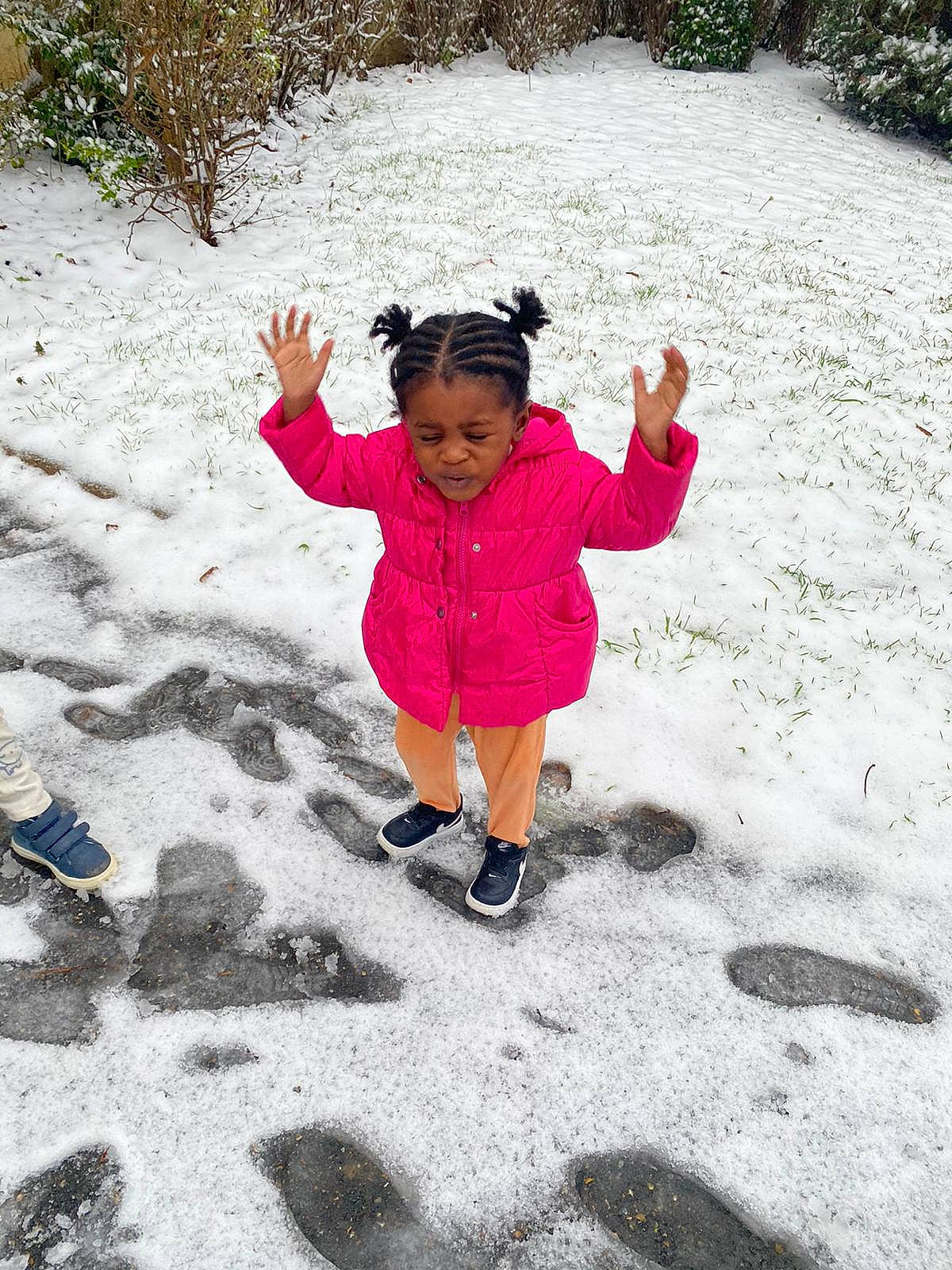Hanaé a rejoint le concours — aidez-le/la à gagner de superbes lots ! adaptation, asphalt, baby_toddler_clothing, body_of_water, child, fun, grass, happy, hat, leisure, people_in_nature, person, plant, public_space, recreation, road_surface, sand, shorts, sleeve, t_shirt