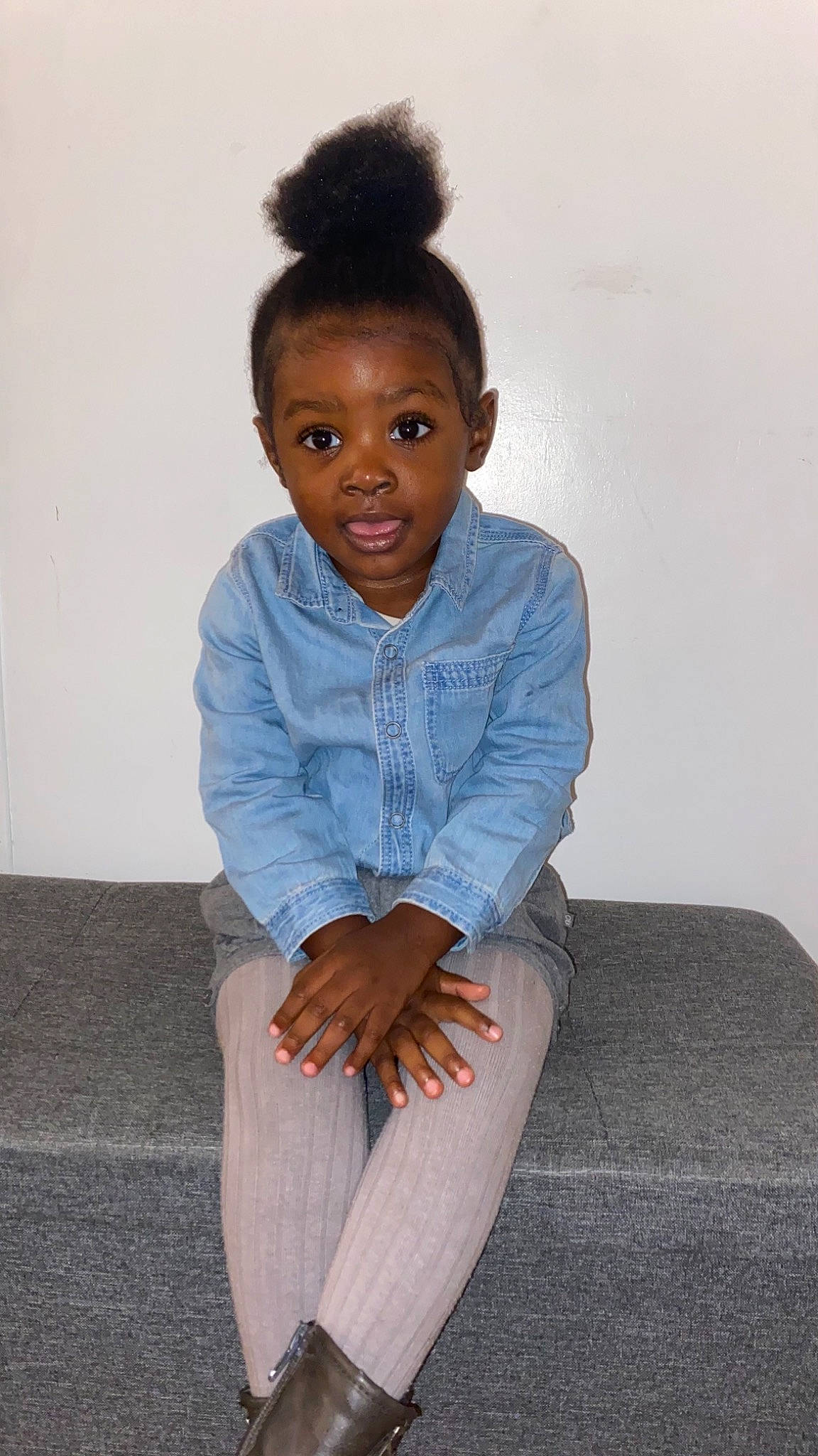 Hanaé a rejoint le concours — aidez-le/la à gagner de superbes lots ! arm, baby_toddler_clothing, black_hair, cheek, dress_shirt, elbow, face, flash_photography, forehead, head, human_body, joint, leg, lip, person, shoulder, skin, sleeve, standing, t_shirt