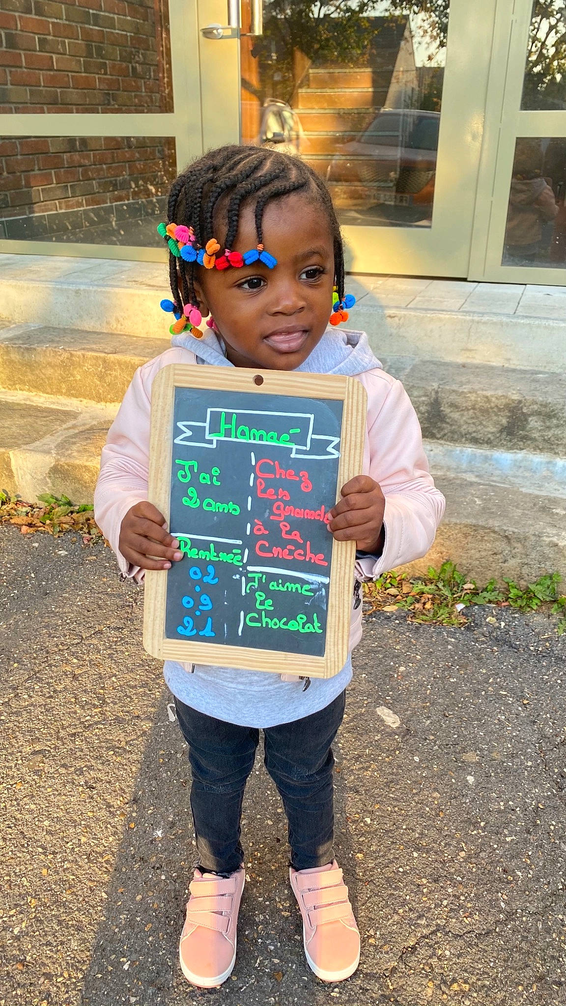 Hanaé a rejoint le concours — aidez-le/la à gagner de superbes lots ! asphalt, child, denim, event, eyewear, fun, hairstyle, handwriting, happy, leisure, person, play, recreation, soil, street, street_fashion, t_shirt, toddler, vacation