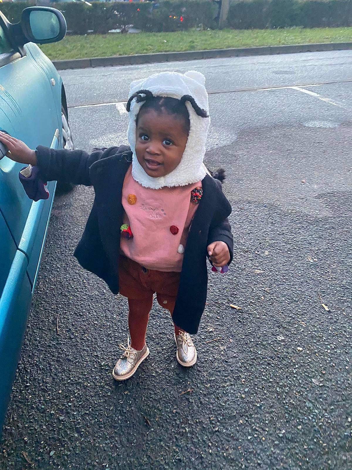 Hanaé a rejoint le concours — aidez-le/la à gagner de superbes lots ! asphalt, automotive_exterior, automotive_lighting, automotive_tire, car, city, family_car, fun, gesture, grass, happy, luxury_vehicle, mid_size_car, person, personal_protective_equipment, recreation, road, road_surface, toddler, trunk