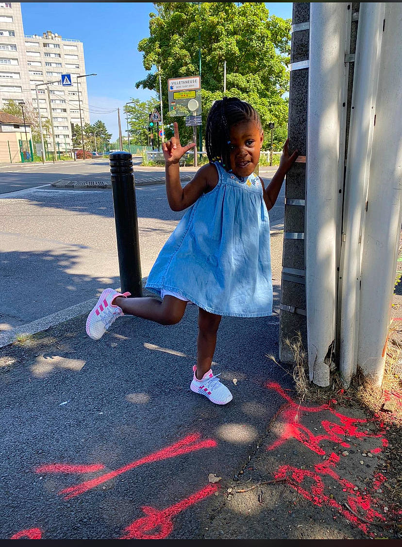 Hanaé participe au concours pour gagner de l'argent avec cette photo : asphalt, child, city, electric_blue, fun, grass, hairstyle, happy, leisure, outdoor_play_equipment, person, pink, plant, play, public_space, recreation, sidewalk, sky, standing, toddler