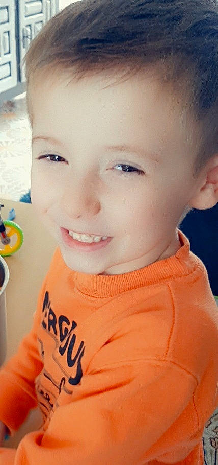 Hugo participe au concours pour gagner de l'argent avec cette photo : arm, cheek, chin, cool, ear, eyebrow, eyelash, finger, forehead, happy, jaw, joy, lip, mouth, neck, nose, orange, person, skin, smile