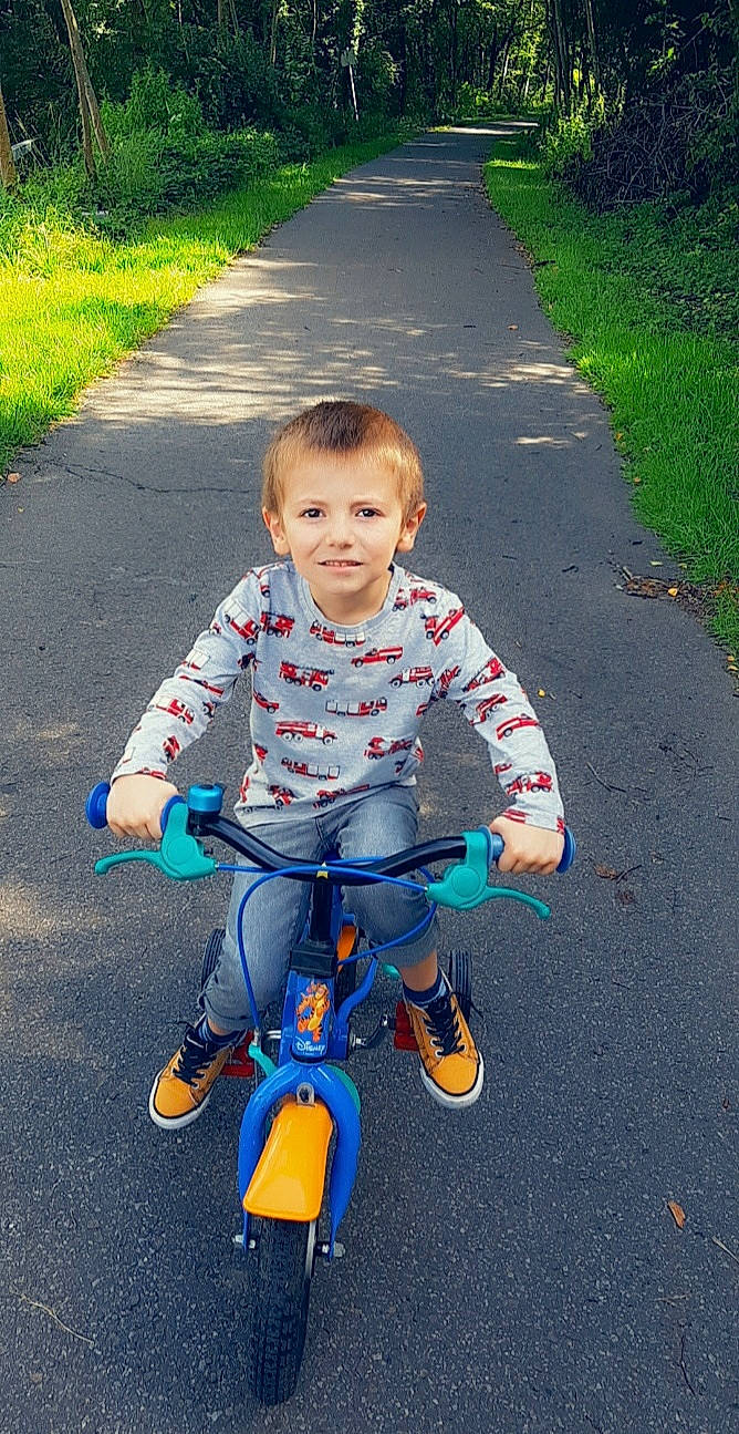 Hugo participe au concours pour gagner de l'argent avec cette photo : bicycle, bicycle_frame, bicycle_handlebar, bicycle_tire, bicycle_wheel, bicycles_equipment_and_supplies, cool, face, footwear, grass, happy, joy, leisure, people_in_nature, person, plant, recreation, smile, sneakers, tire