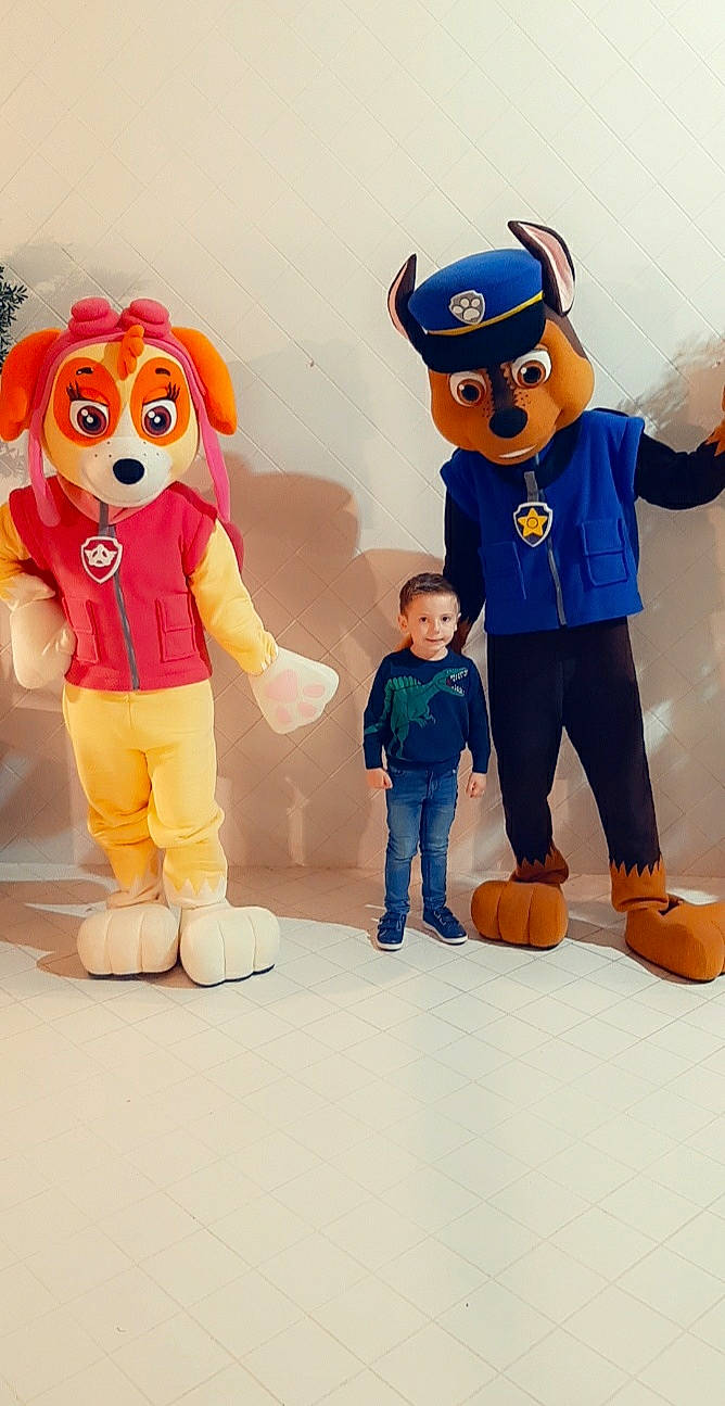 Hugo participe au concours pour gagner de l'argent avec cette photo : action_figure, animated_cartoon, animation, art, child, electric_blue, fictional_character, figurine, fun, gesture, happy, hat, interaction, mascot, person, recreation, sleeve, standing, stuffed_toy, toddler