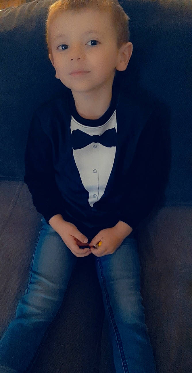 Hugo a rejoint le concours — aidez-le/la à gagner de superbes lots ! arm, blazer, blue, bow_tie, collar, cool, dress_shirt, electric_blue, eye, flash_photography, formal_wear, grey, jeans, lip, neck, person, shirt, shoulder, sleeve, t_shirt