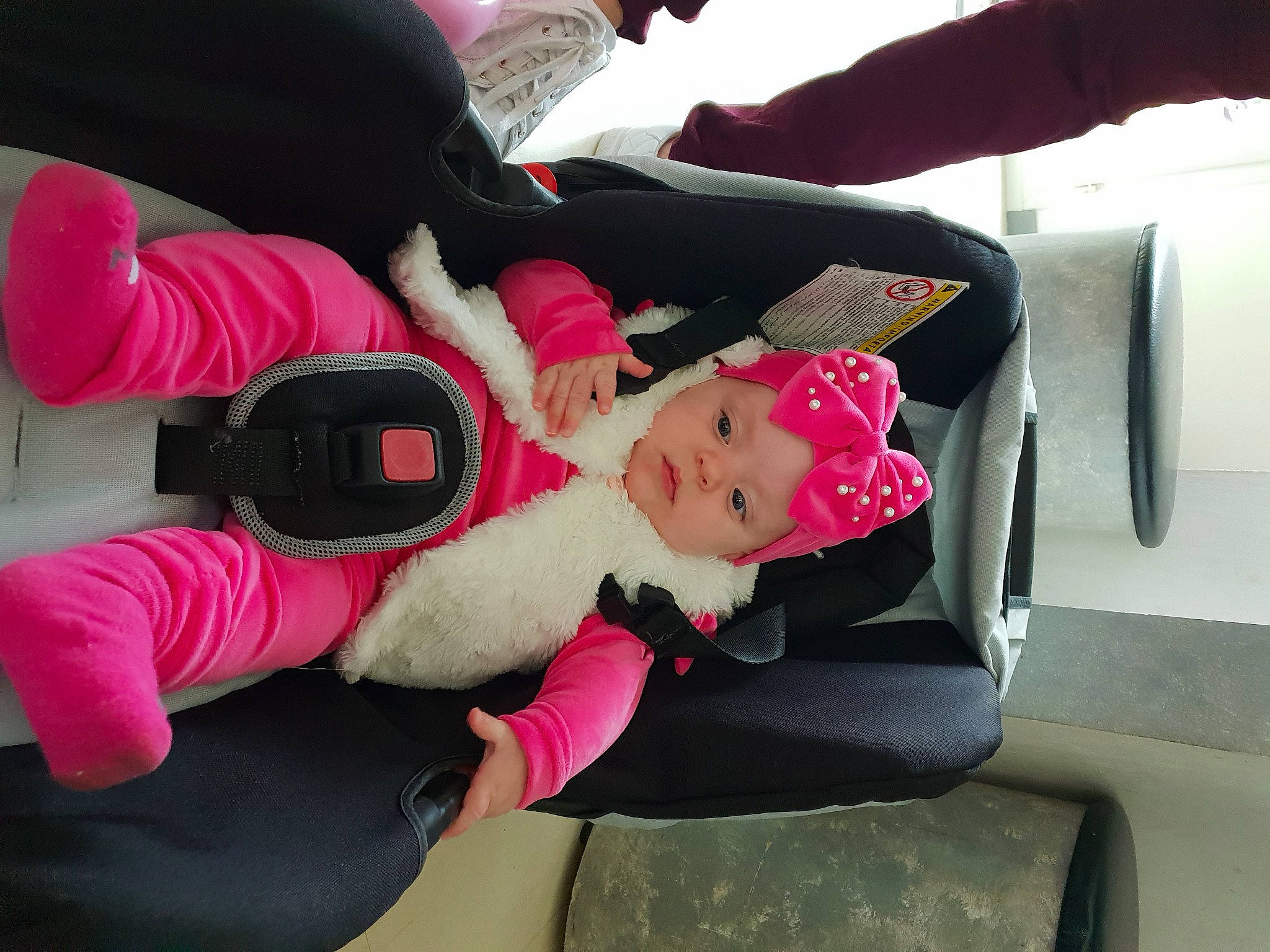 Thiana a rejoint le concours — aidez-le/la à gagner de superbes lots ! auto_part, baby_products, bumper, car_seat, child, comfort, family_car, fun, gesture, glove, headwear, human_leg, lap, leg, magenta, person, pink, smile, thigh, toddler