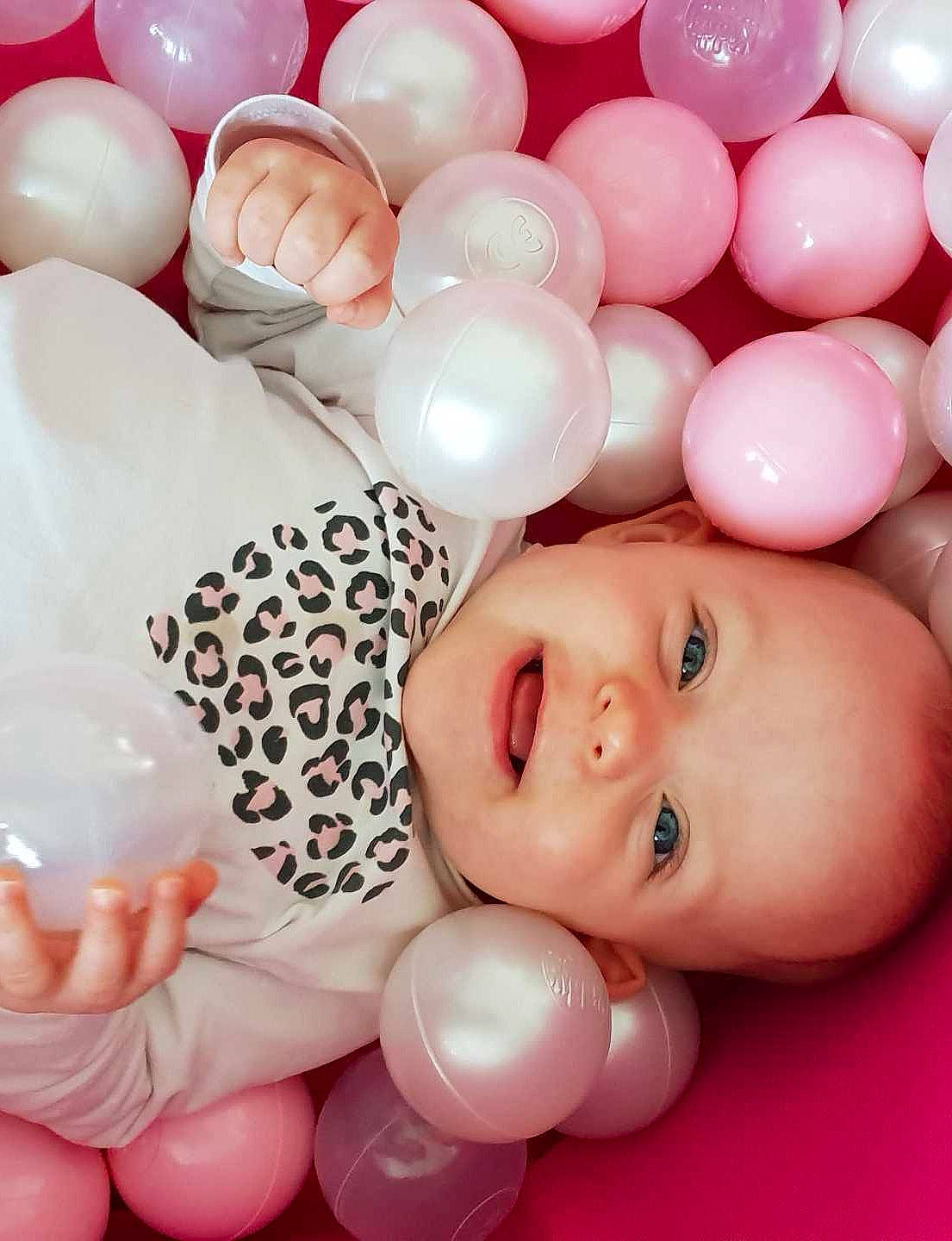 Thiana a rejoint le concours — aidez-le/la à gagner de superbes lots ! baby, cheek, child, eyelash, facial_expression, finger, food, gesture, happy, head, human_body, material_property, nail, nose, person, pink, skin, sweetness, thumb, toddler