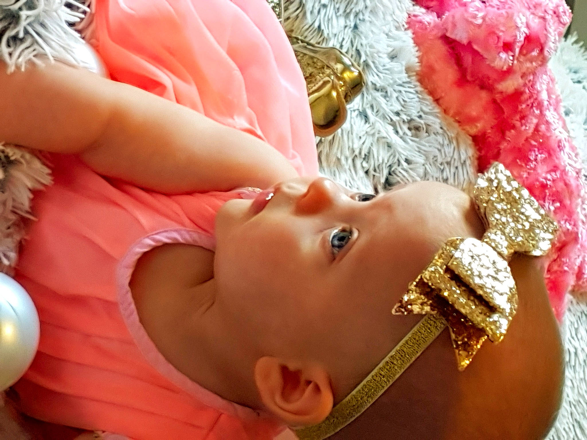 Thiana participe au concours pour gagner de l'argent avec cette photo : arm, eyelash, face, facial_expression, finger, food, hair, hairstyle, hand, happy, head, human_body, leg, lip, mouth, nail, orange, organ, person, skin