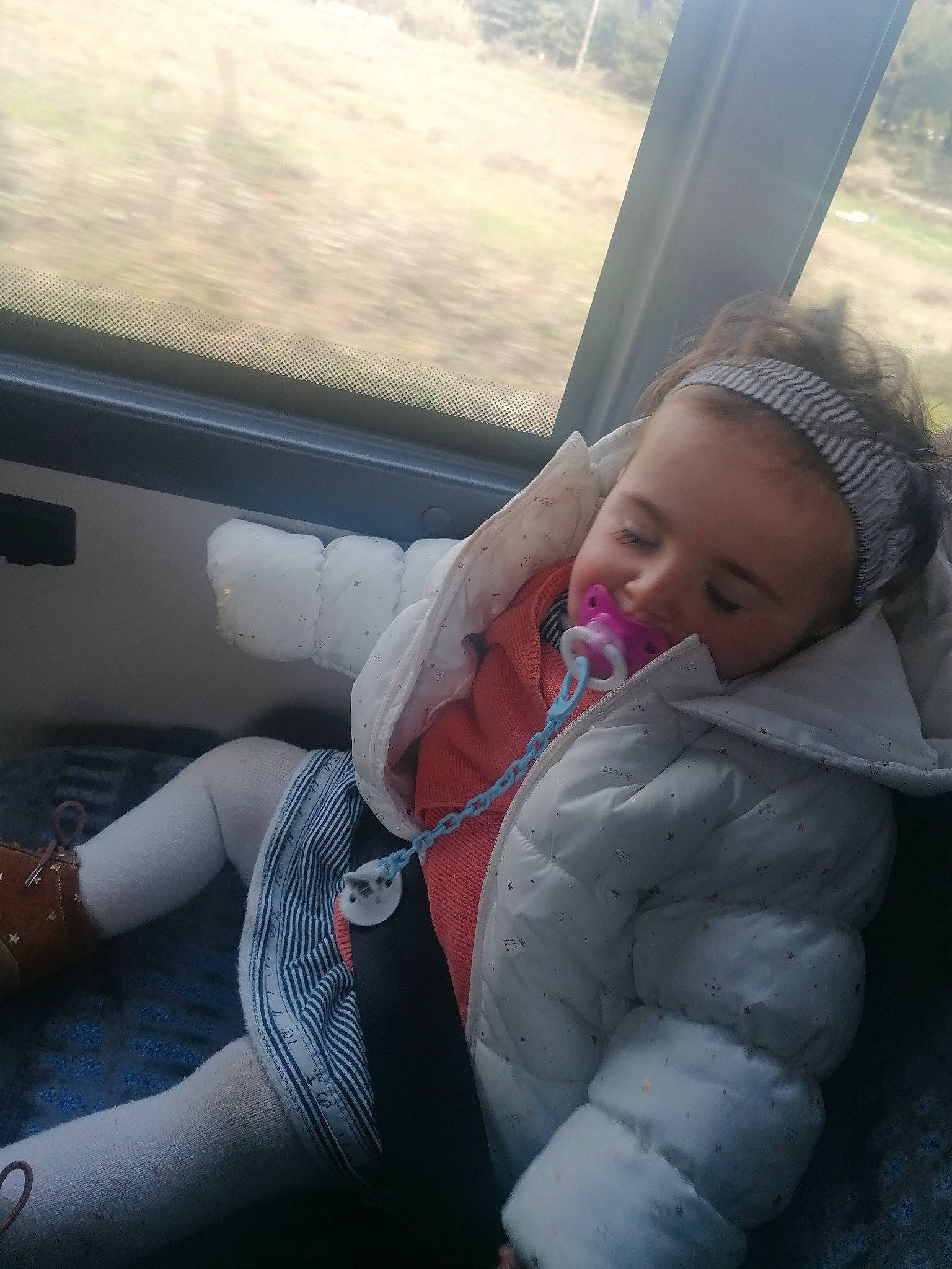 Delya participe au concours pour gagner de l'argent avec cette photo : automotive_window_part, baby, car, car_seat, child, person, sky, toddler, vacation, vehicle