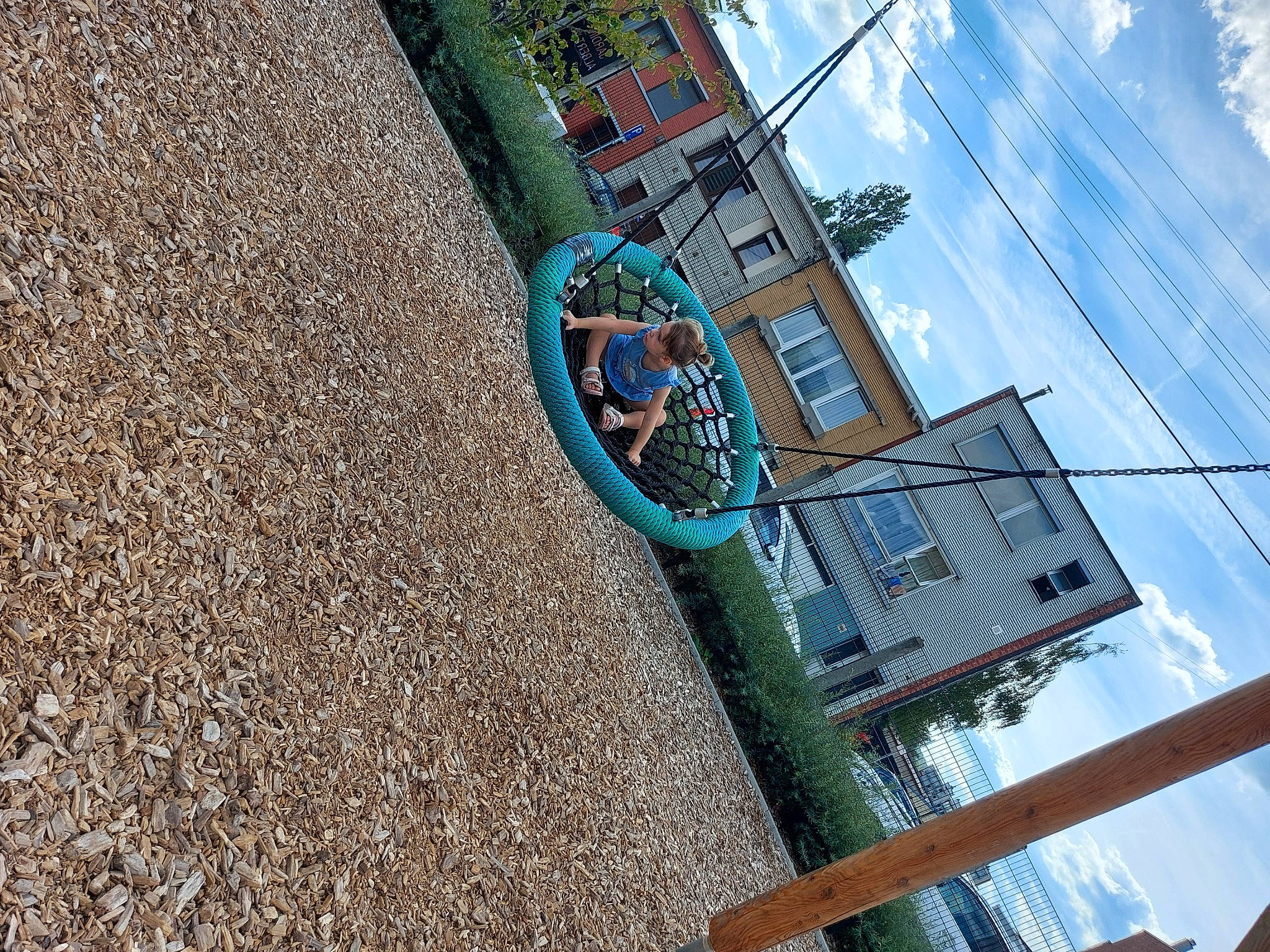 Tyla a rejoint le concours — aidez-le/la à gagner de superbes lots ! apartment, azure, building, city, cloud, electric_blue, electricity, facade, house, leisure, mixed_use, person, plant, pole, road_surface, sky, tower, tree, urban_design, window