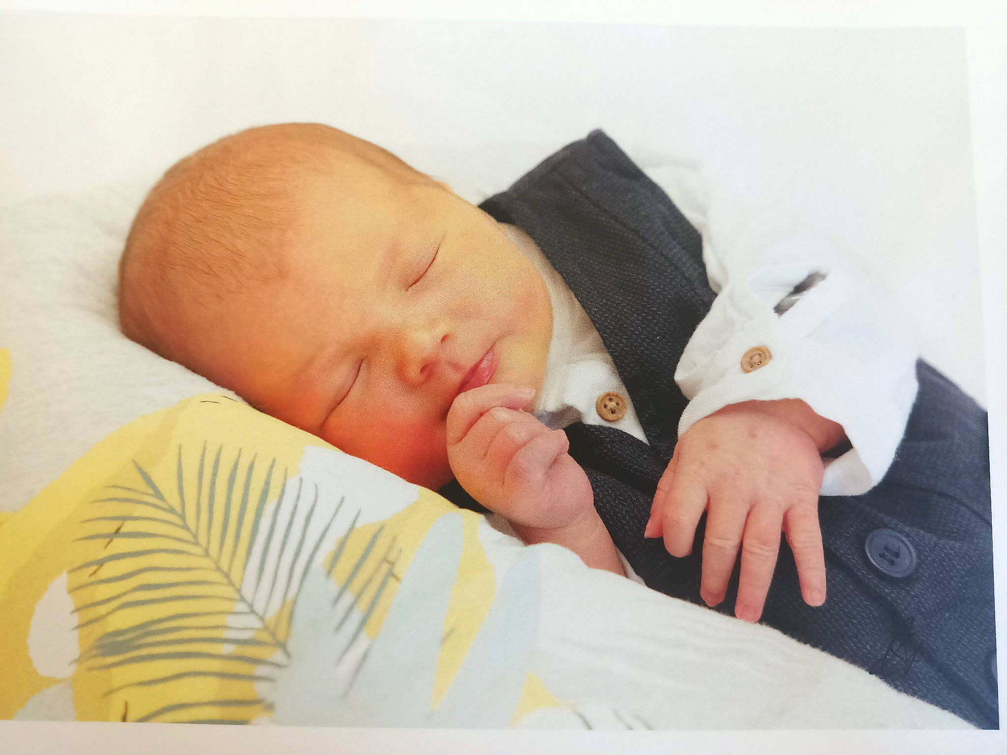 Kyle a rejoint le concours — aidez-le/la à gagner de superbes lots ! baby, baby_products, baby_sleeping, baby_toddler_clothing, beanie, bedding, bedtime, child, collar, comfort, linens, nap, pattern, person, portrait_photography, room, skin, sleep, sleeve, textile