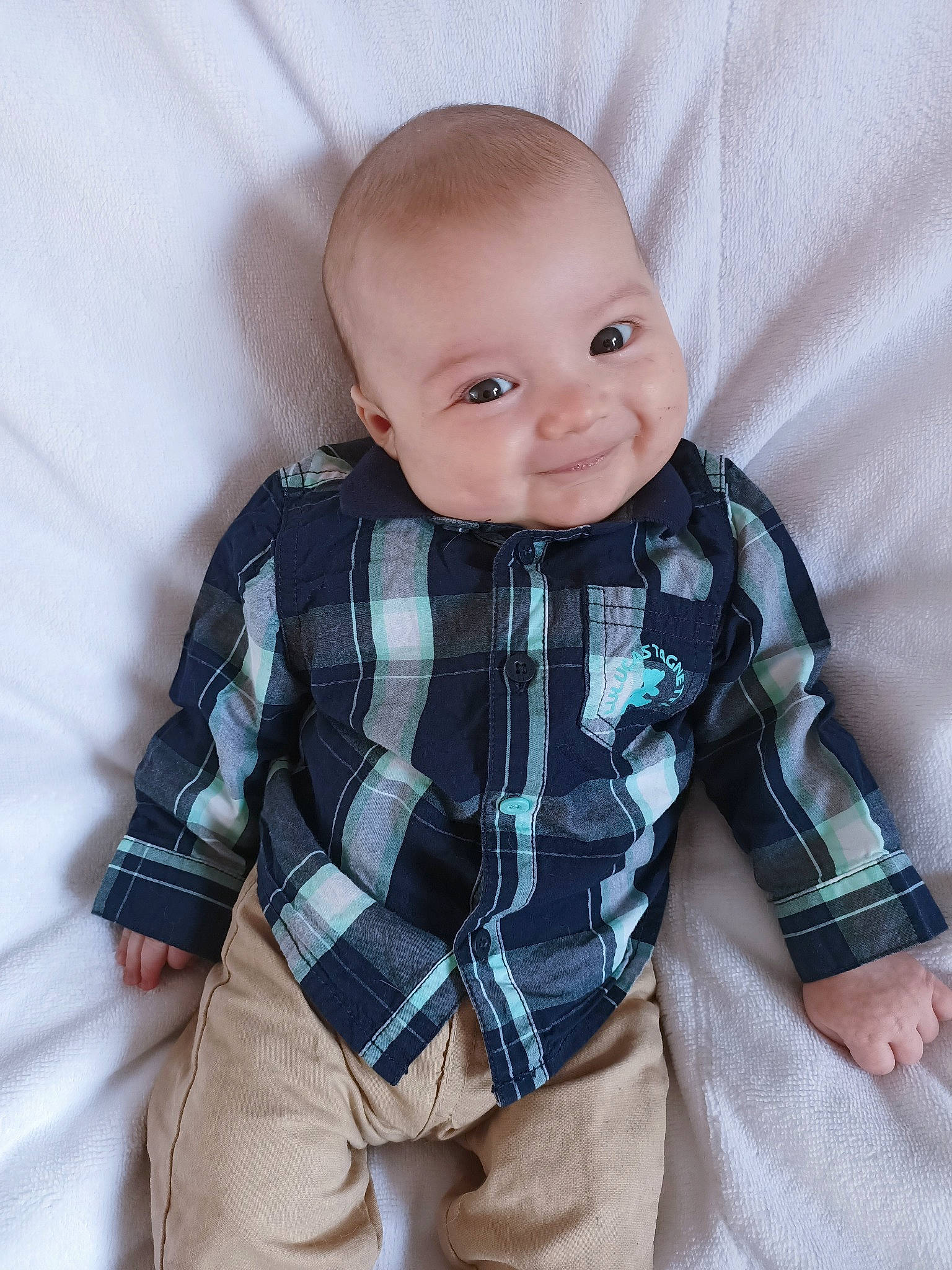 Kyle a rejoint le concours — aidez-le/la à gagner de superbes lots ! arm, baby, baby_toddler_clothing, cheek, clothing, collar, dress_shirt, eye, finger, grey, head, iris, joy, nose, outerwear, person, plaid, product, sleeve, smile