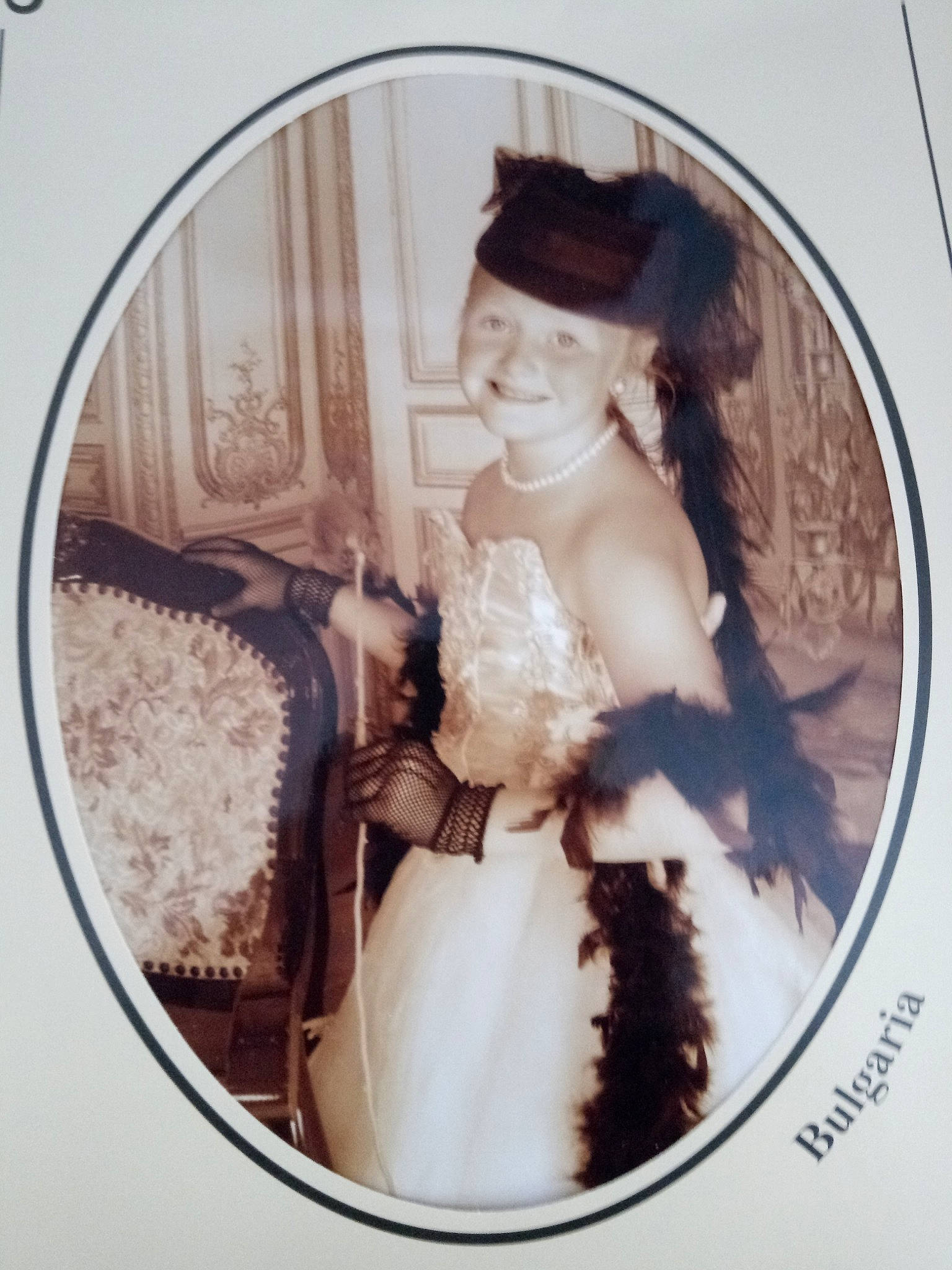 Adélia participe au concours pour gagner de l'argent avec cette photo : bridal_clothing, bridal_party_dress, bride, ceremony, day_dress, embellishment, flash_photography, gown, hair_accessory, hairstyle, haute_couture, headpiece, headwear, joy, makeover, person, photograph, portrait, retro_style, strapless_dress