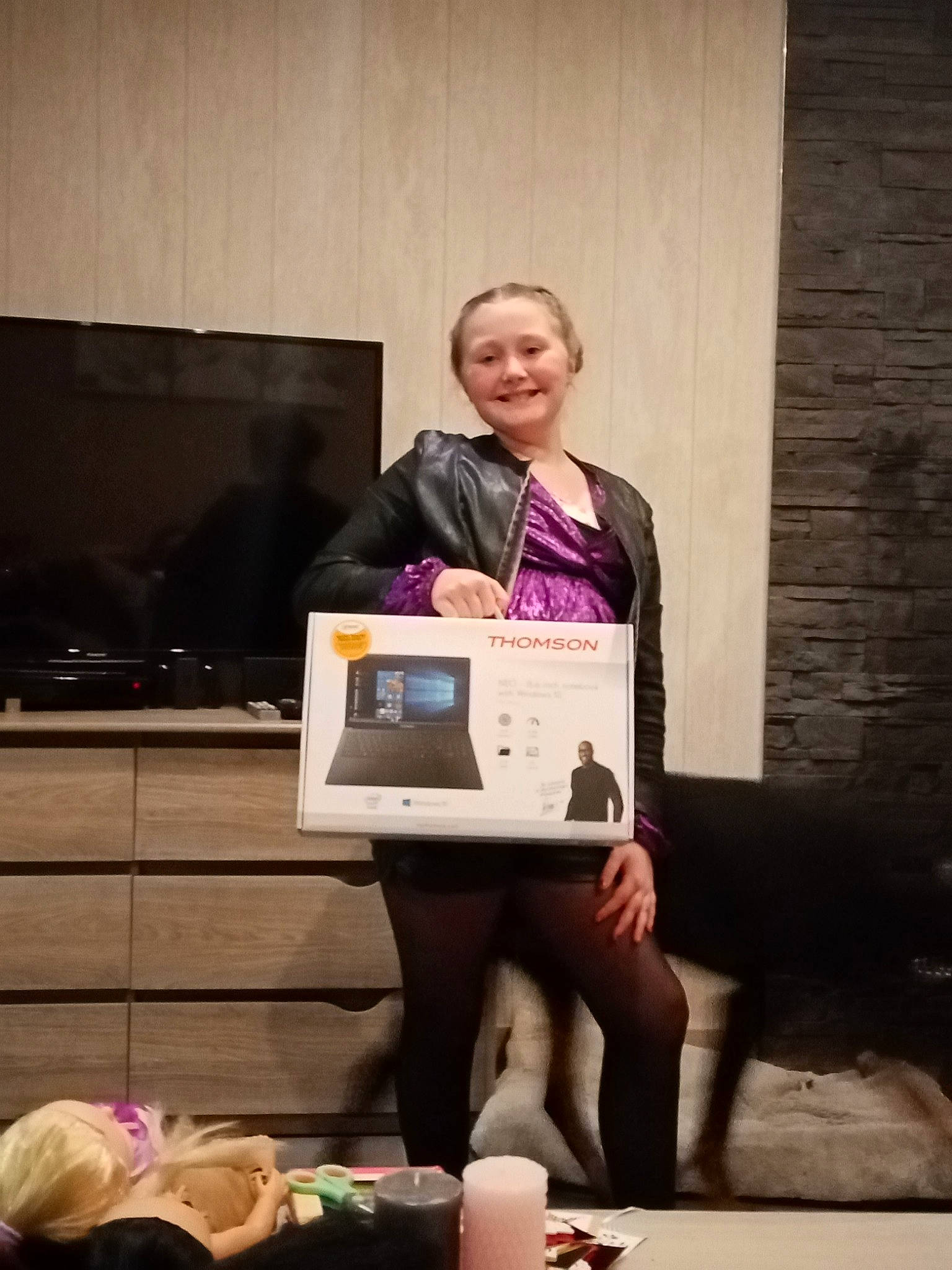 Adélia participe au concours pour gagner de l'argent avec cette photo : blond, candle, display_device, electronic_device, flat_panel_display, gadget, home_appliance, joy, media, office_supplies, person, television, television_set