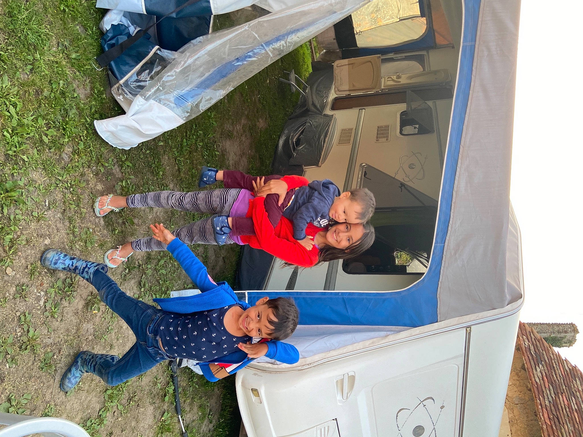 Yazid a rejoint le concours — aidez-le/la à gagner de superbes lots ! child, electric_blue, fun, grass, green, joy, leisure, person, recreation, sky, smile, t_shirt, toddler, travel, water, white, world, yellow