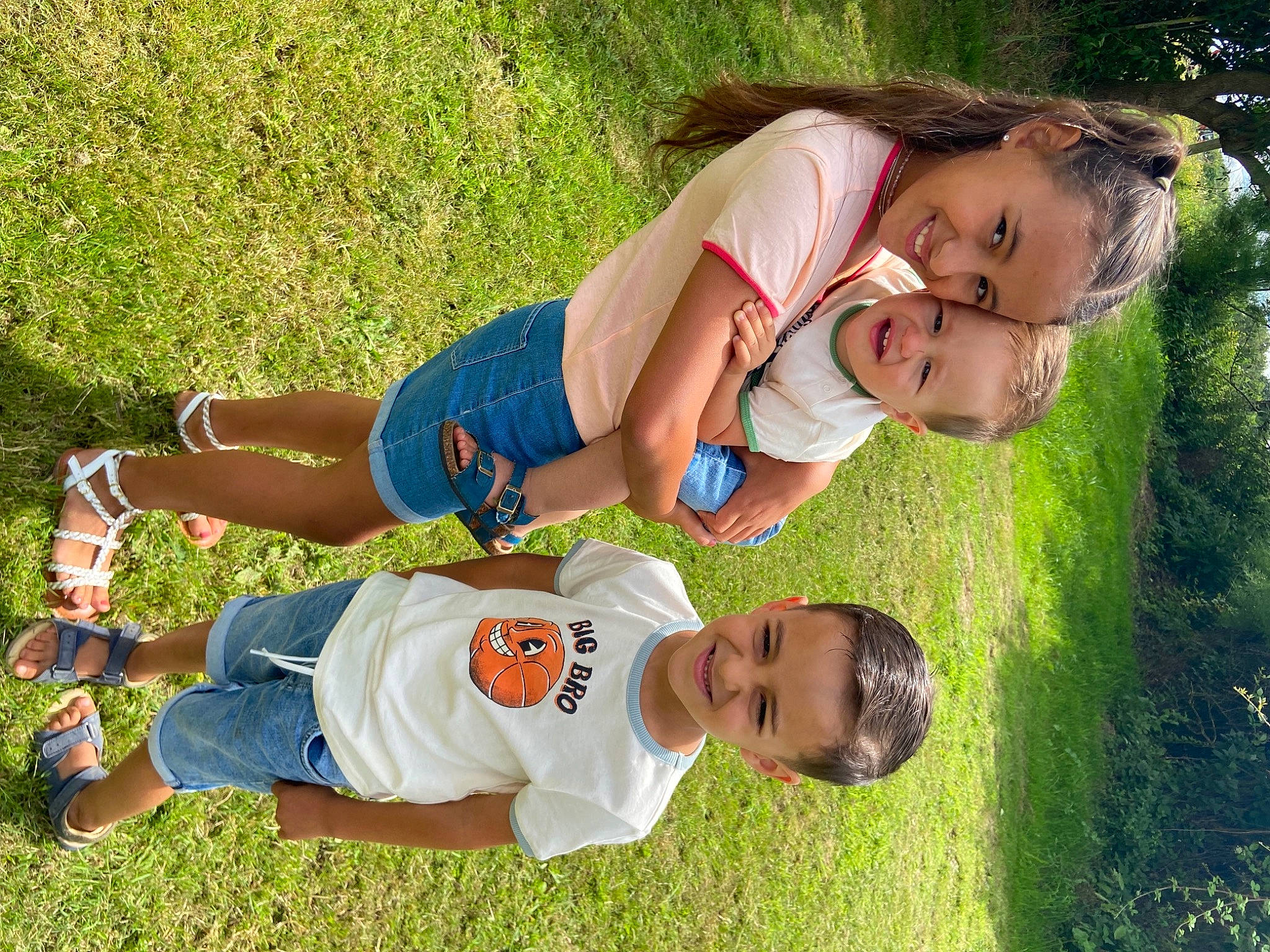 Yazid a rejoint le concours — aidez-le/la à gagner de superbes lots ! face, fun, grass, grass_family, grassland, green, happy, head, joy, lawn, leisure, people_in_nature, person, plant, recreation, shorts, smile, summer, t_shirt, thigh